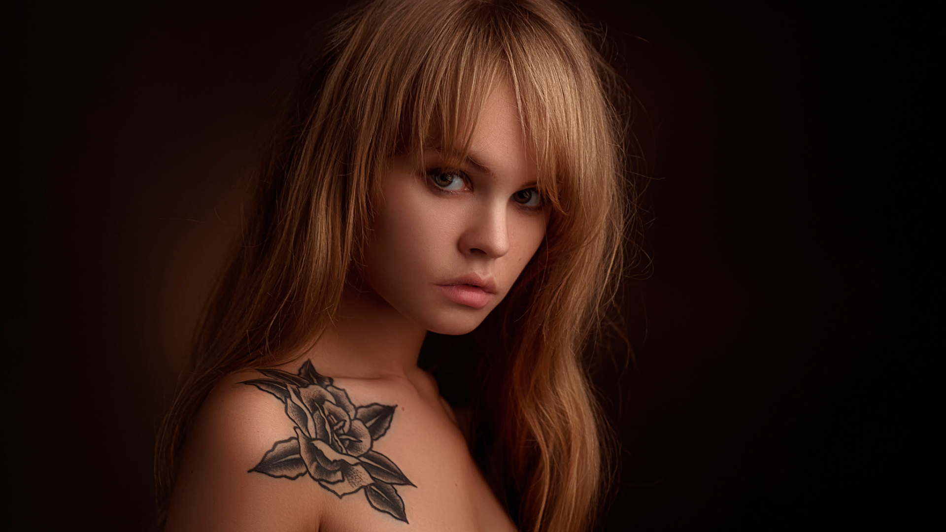 Татуировка роза на лопатке у красивой  девушки