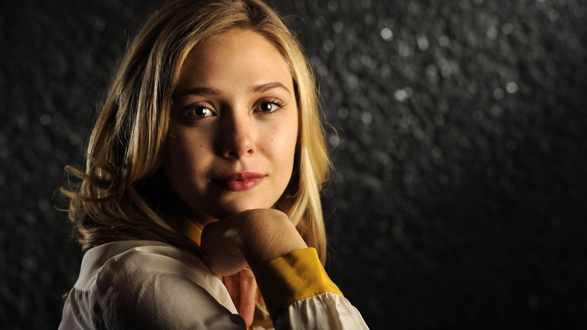 Нежная девушка, актриса Элизабет Олсен