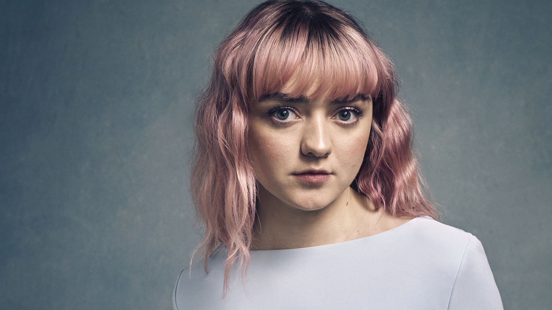 Девушка с розовыми волосами, актриса Мэйси Уильямс на сером фоне