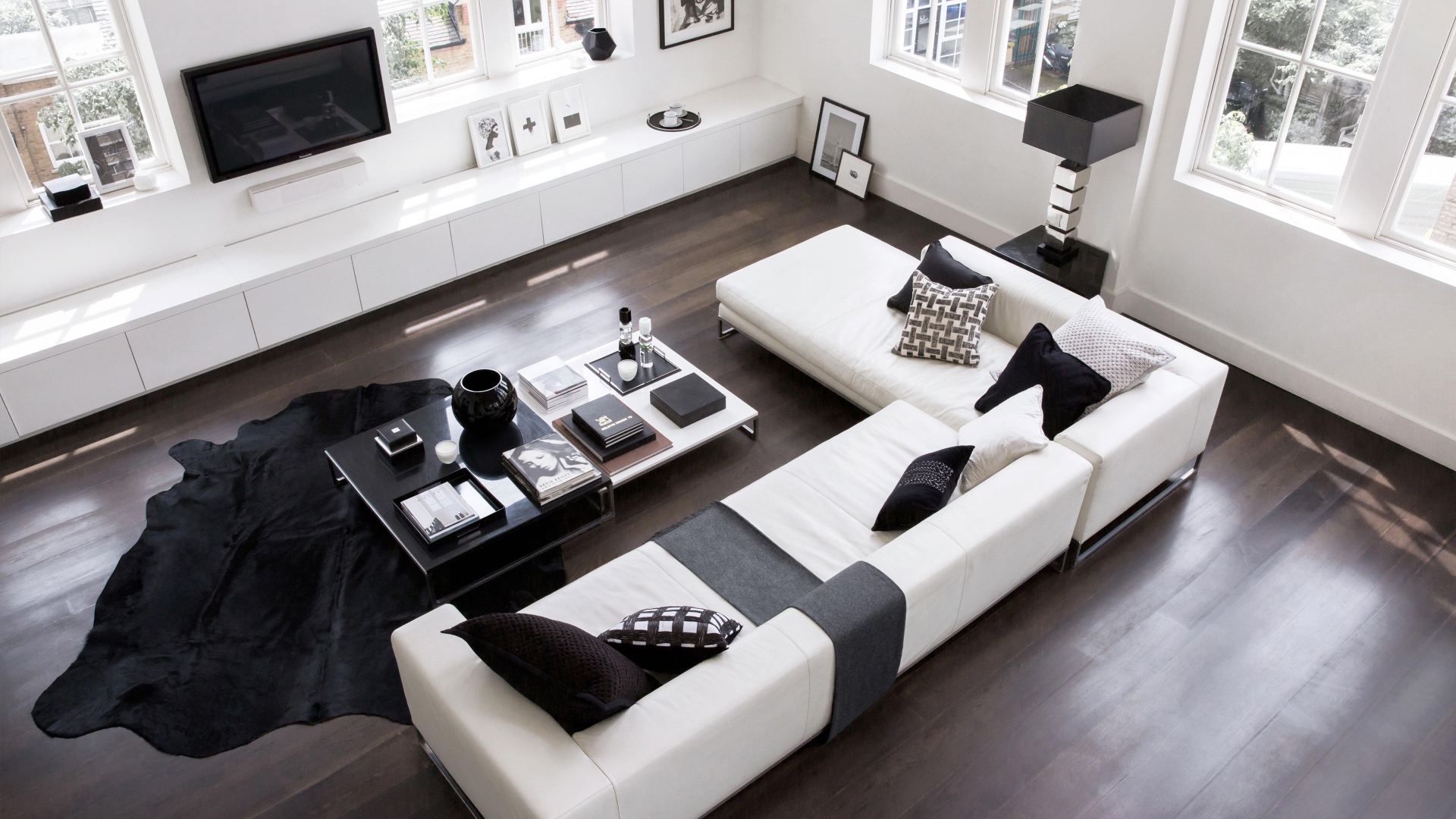 Гостиная в бело-черных тонах с большим диваном