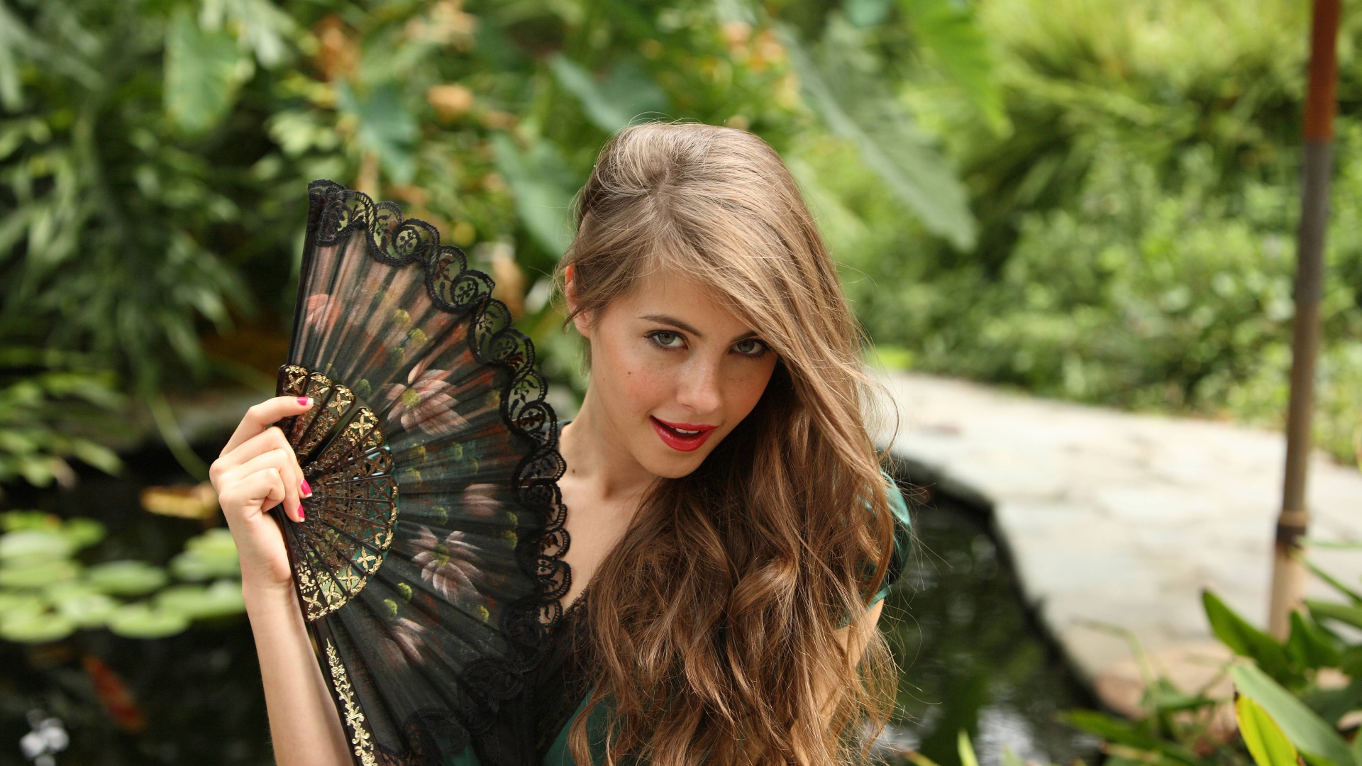 Молодая актриса Уилла Холланд с веером в руке