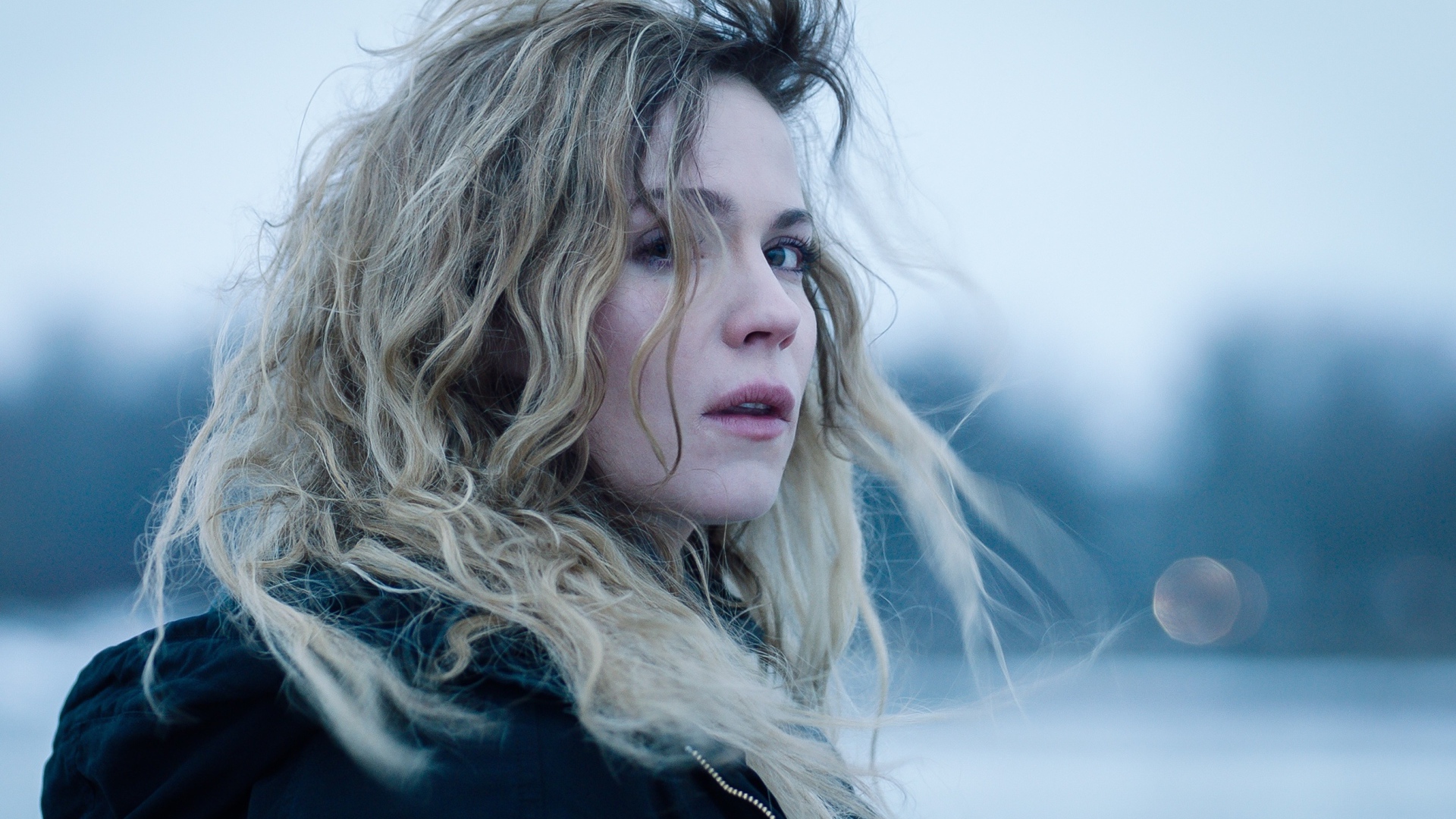 Молодая блондинка, актриса Пихла Вийтала вид сбоку