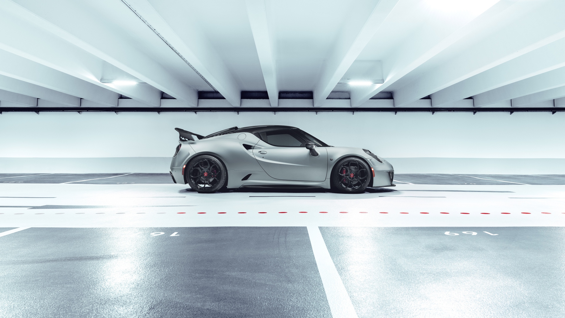 Серый автомобиль Pogea Racing Nemesis 2020 года на парковке 