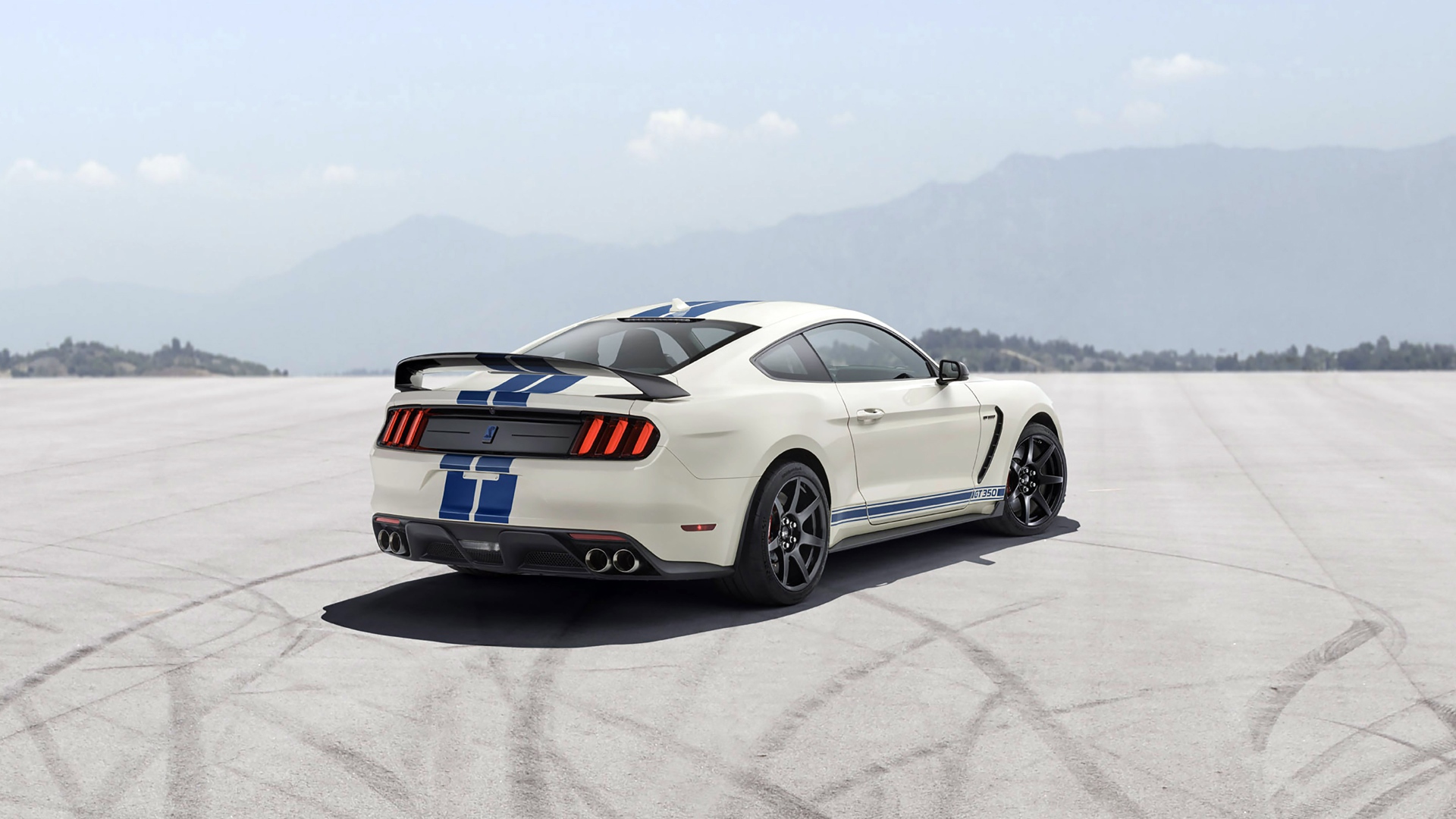 Автомобиль  Shelby GT350, 2020 года на асфальте