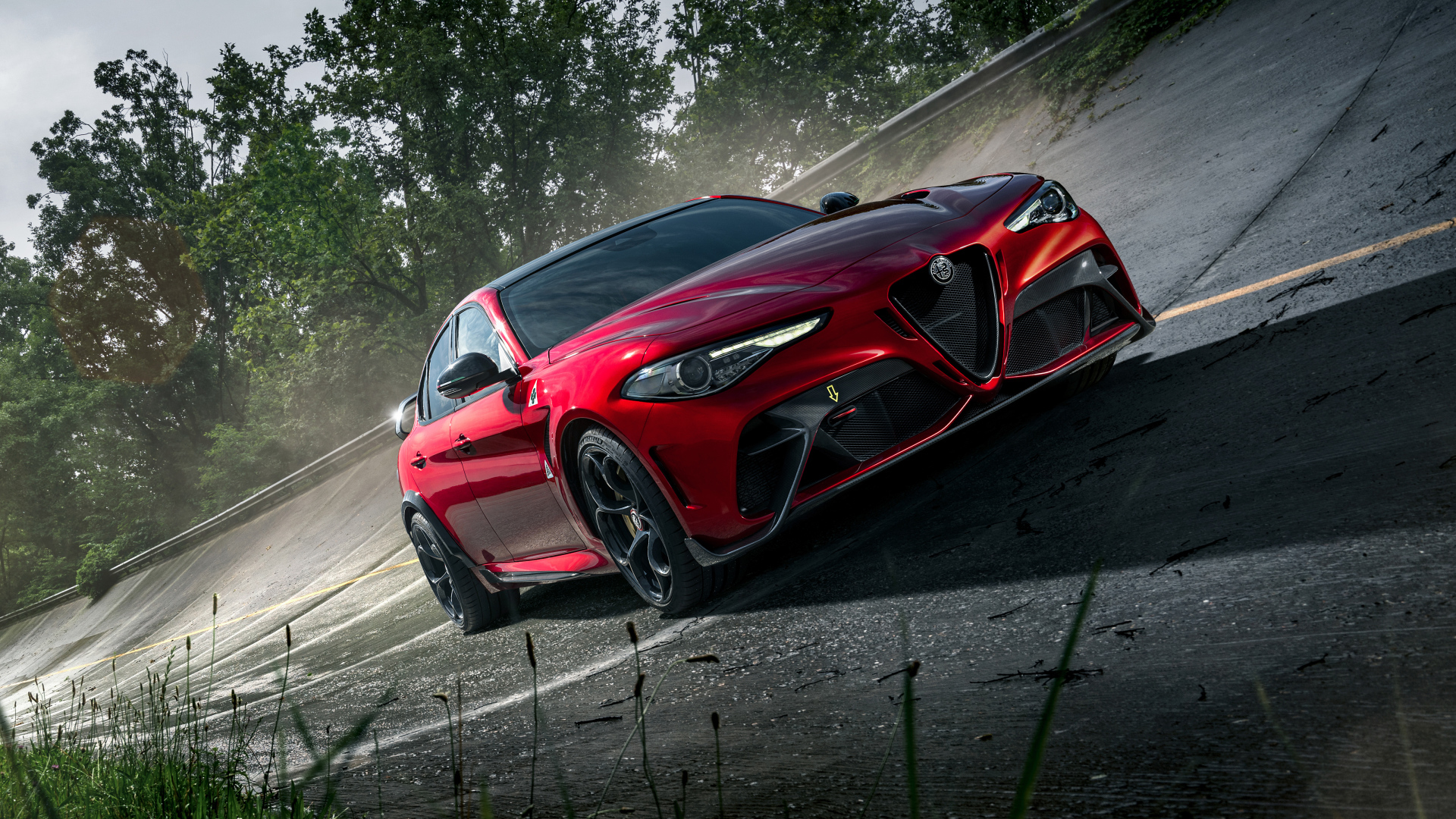 Автомобиль Alfa Romeo Giulia GTAm, 2021 года красного цвета