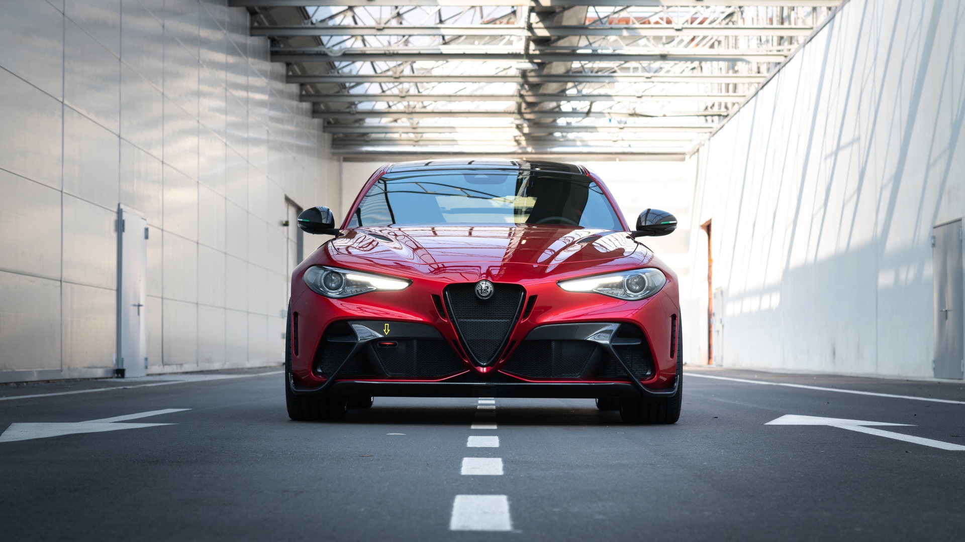 Красный автомобиль Alfa Romeo Giulia GTAm 2020 года вид спереди
