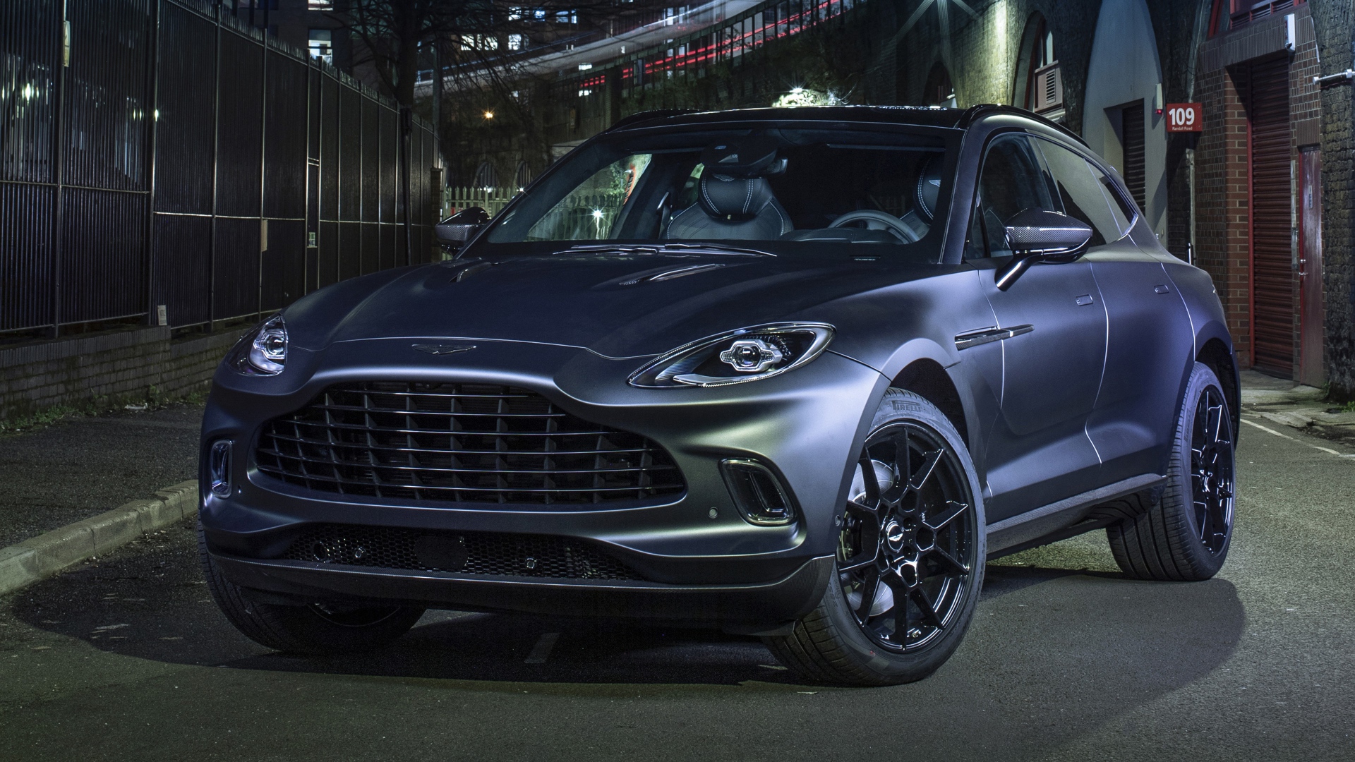 Автомобиль Aston Martin DBX Q Concept 2020 года на улице в городе