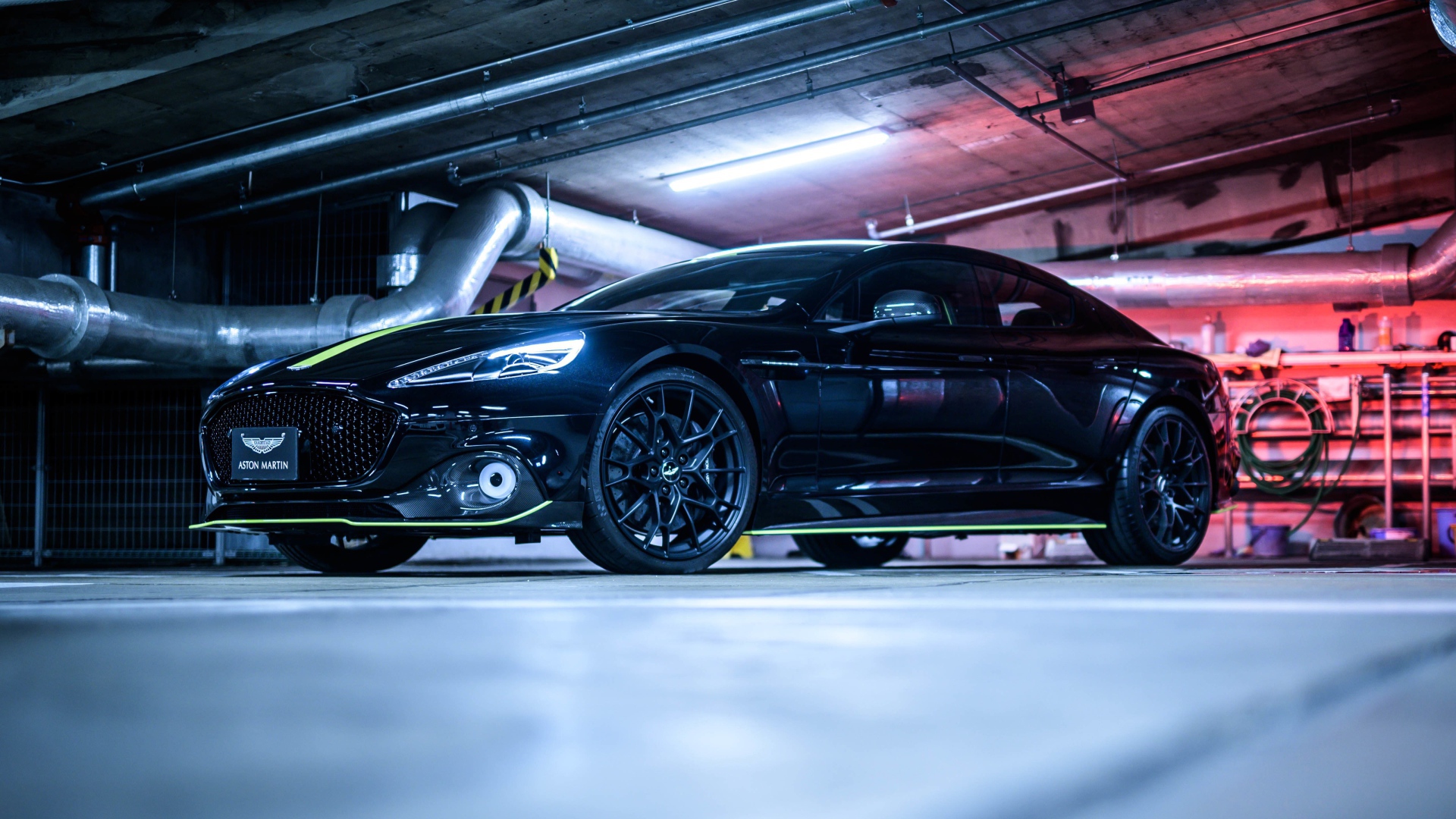 Черный автомобиль Aston Martin Rapide AMR в гараже