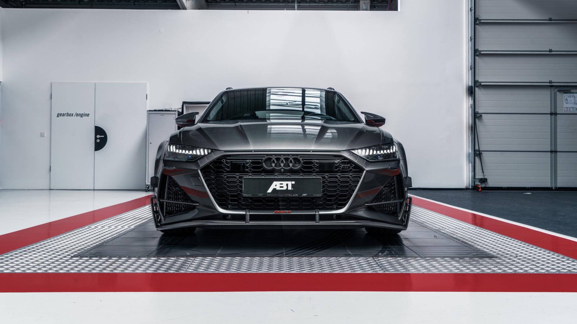 Автомобиль ABT RS6-R 2020 года в гараже вид спереди