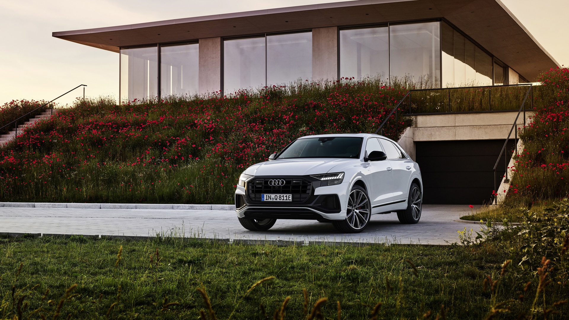 Автомобиль Audi Q8 60 TFSI E Quattro S Line 2020 года у дома