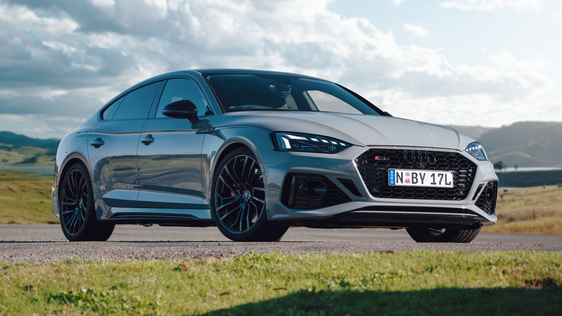 Серебристый автомобиль Audi RS 5 Sportback 2020 года 