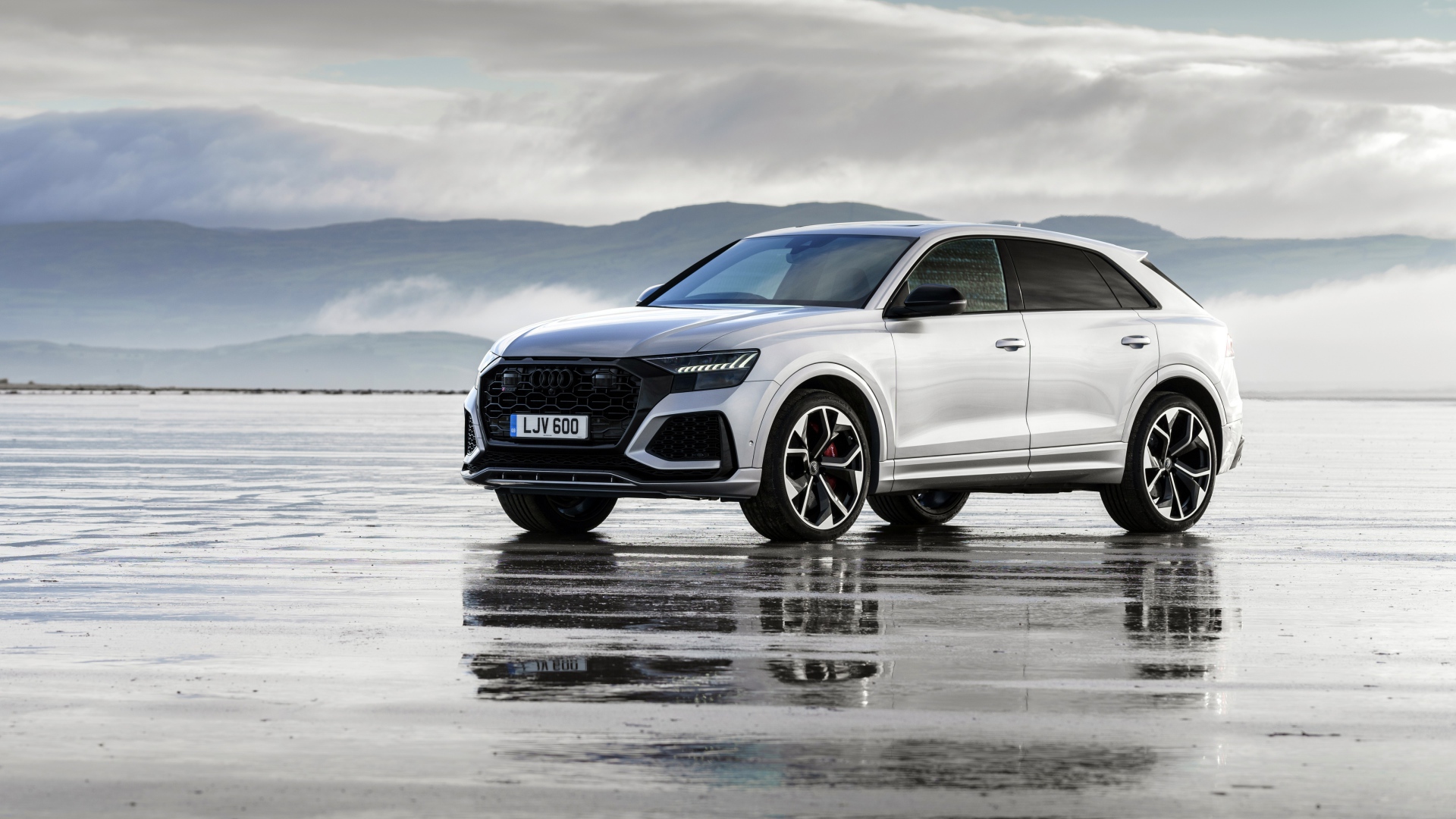 Внедорожник Audi RS Q8 2020 года на мокром асфальте 