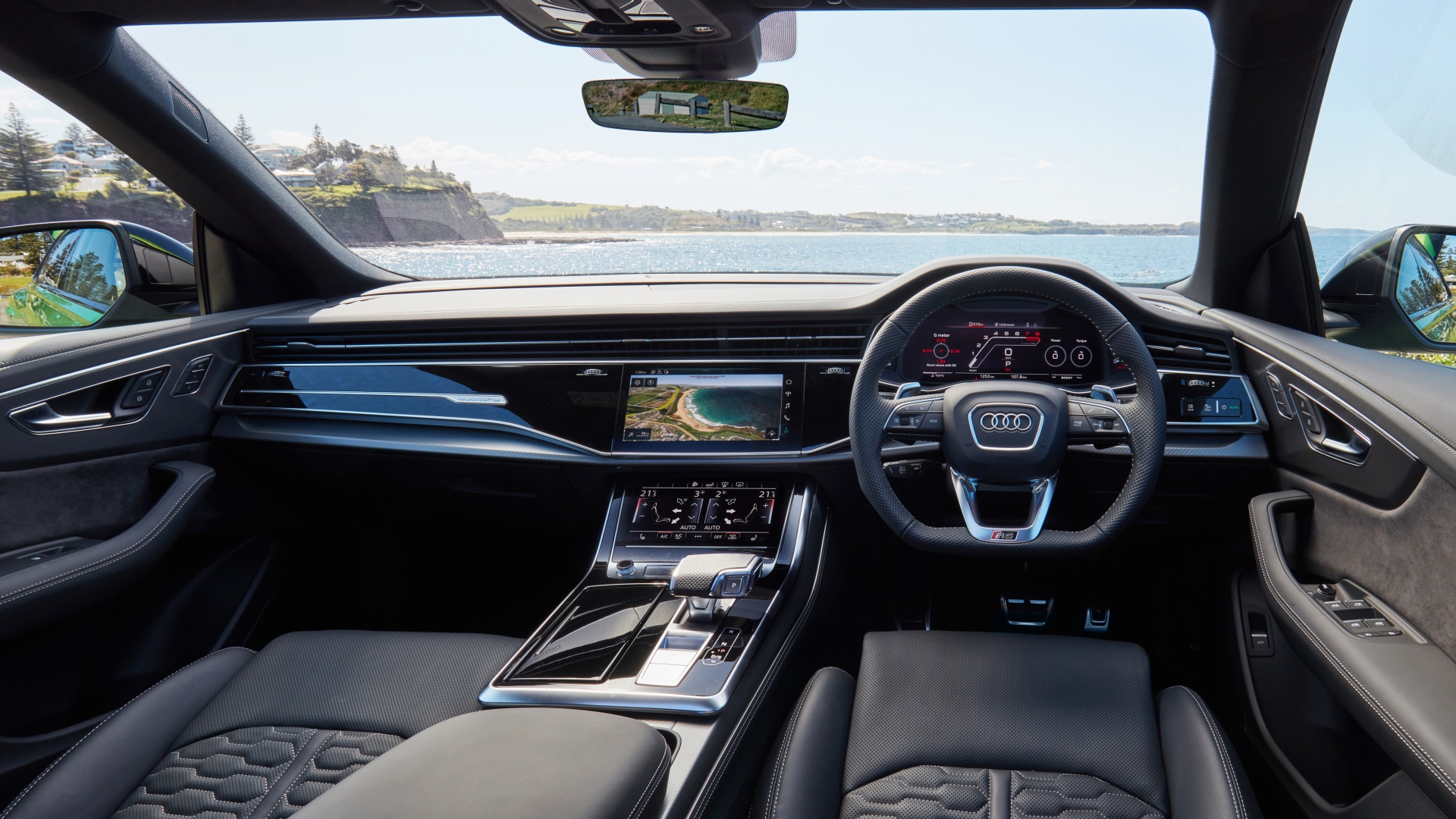 Черный кожаный салон автомобиля Audi RS Q8 2020 года 