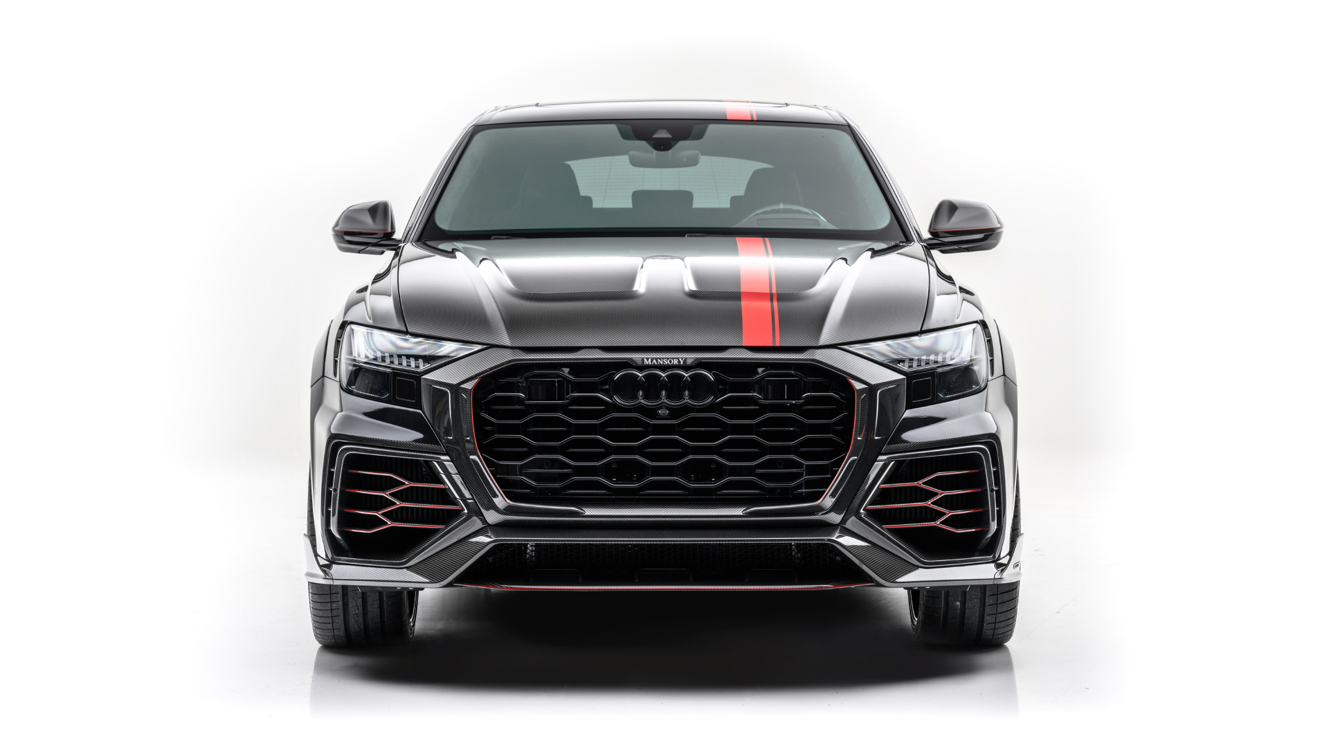 Автомобиль Audi RS Q8 2020 года вид спереди на белом фоне