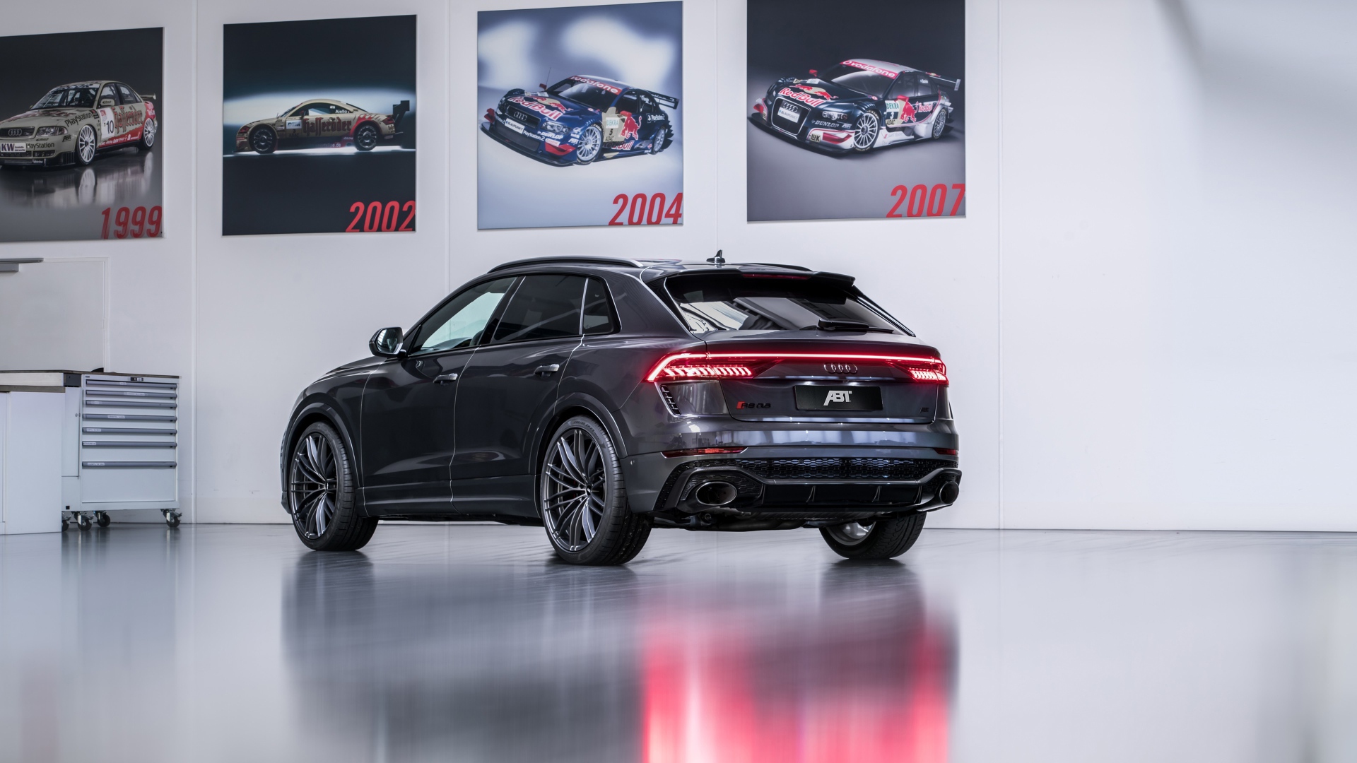 Черный Audi RS Q8 2020 года вид сзади