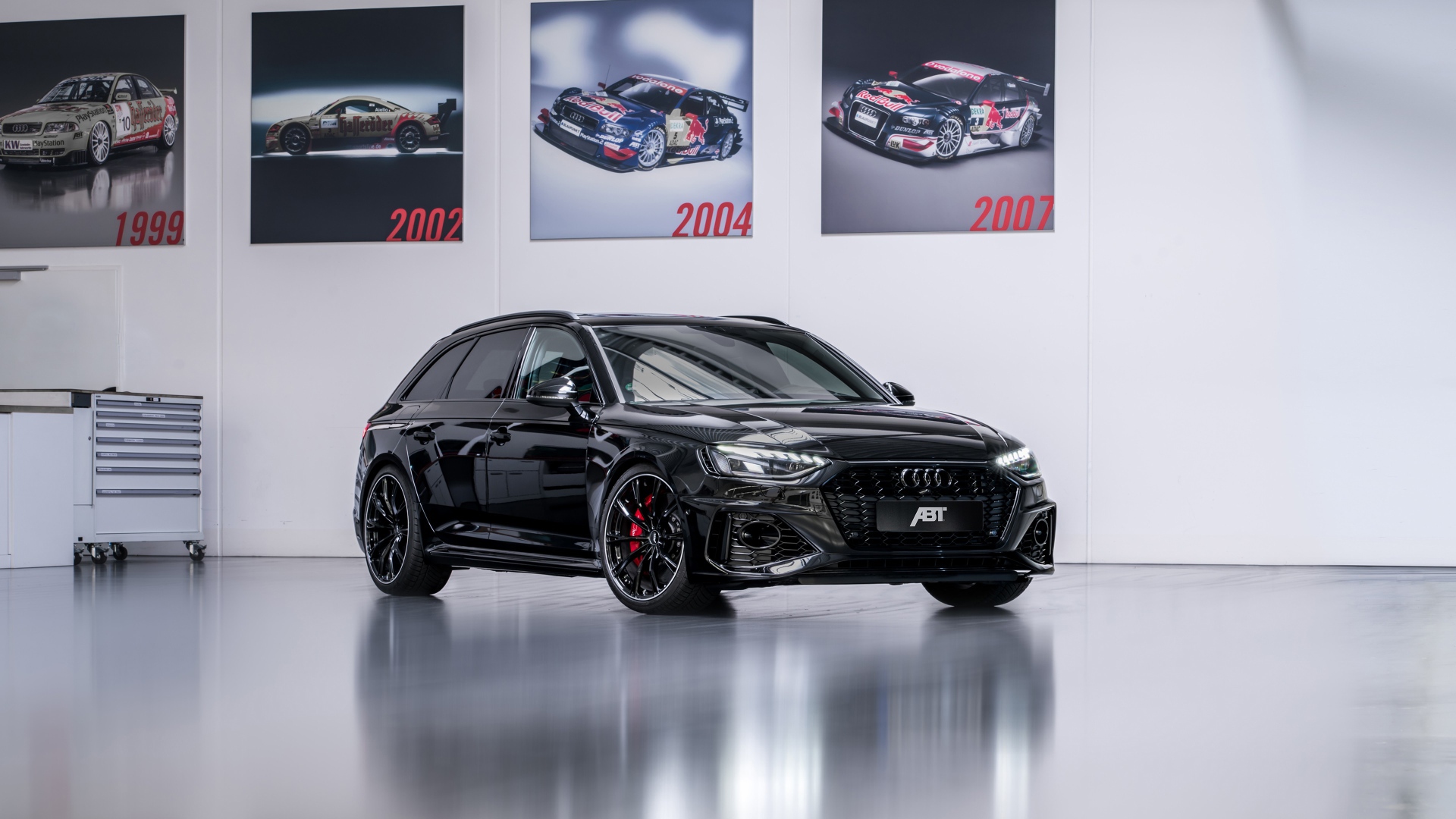 Черный автомобиль Audi RS 4 Avant 2020 года 