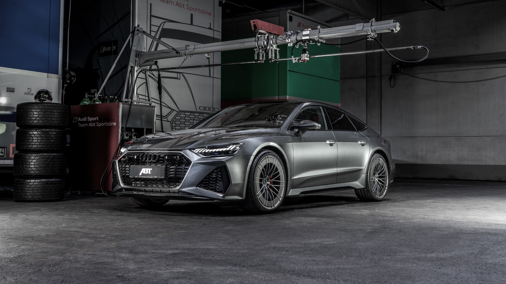 Серый автомобиль  Audi RS 7 Sportback 2020 года в гараже