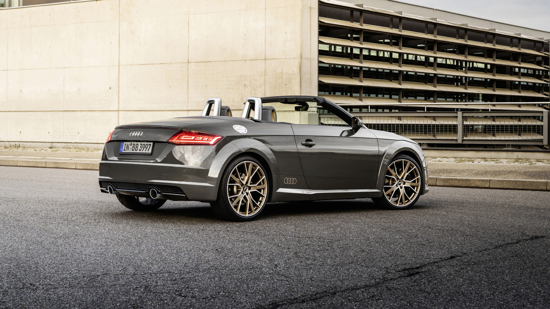 Автомобиль кабриолет Audi TT Roadster, 2021 года вид сзади