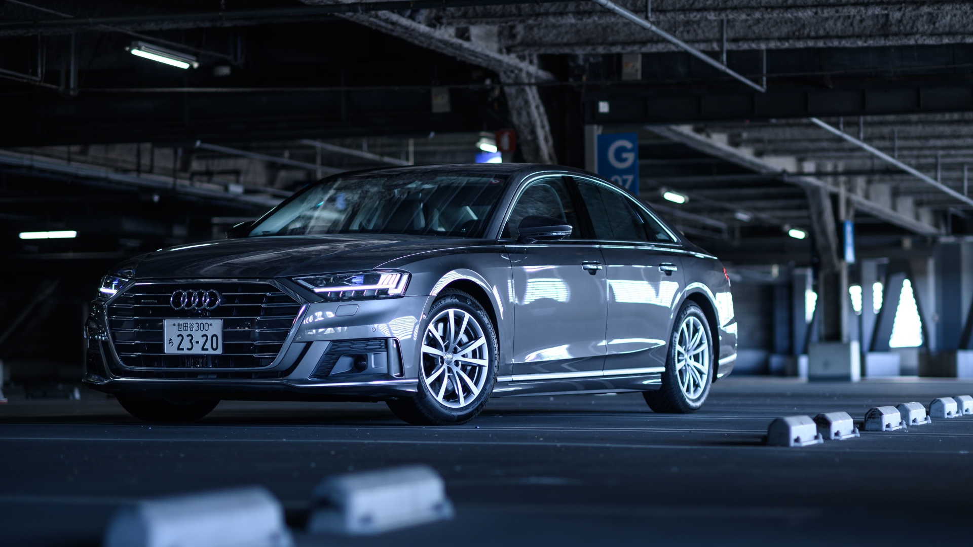 Автомобиль Audi A8 55 TFSI Quattro под мостом