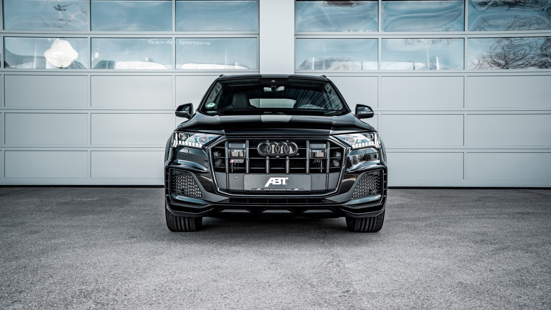 Черный автомобиль ABT Audi SQ7 TDI Widebody 2020 года вид спереди