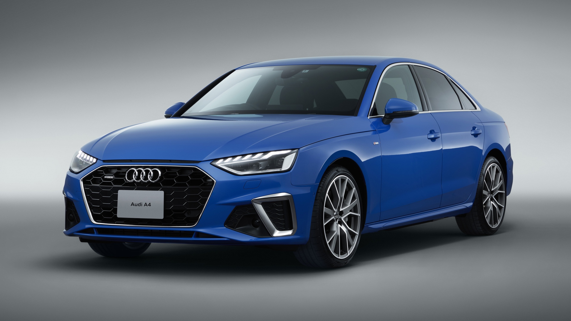 Синий автомобиль Audi A4 45 TFSI Quattro S Line 2020 года на сером фоне 