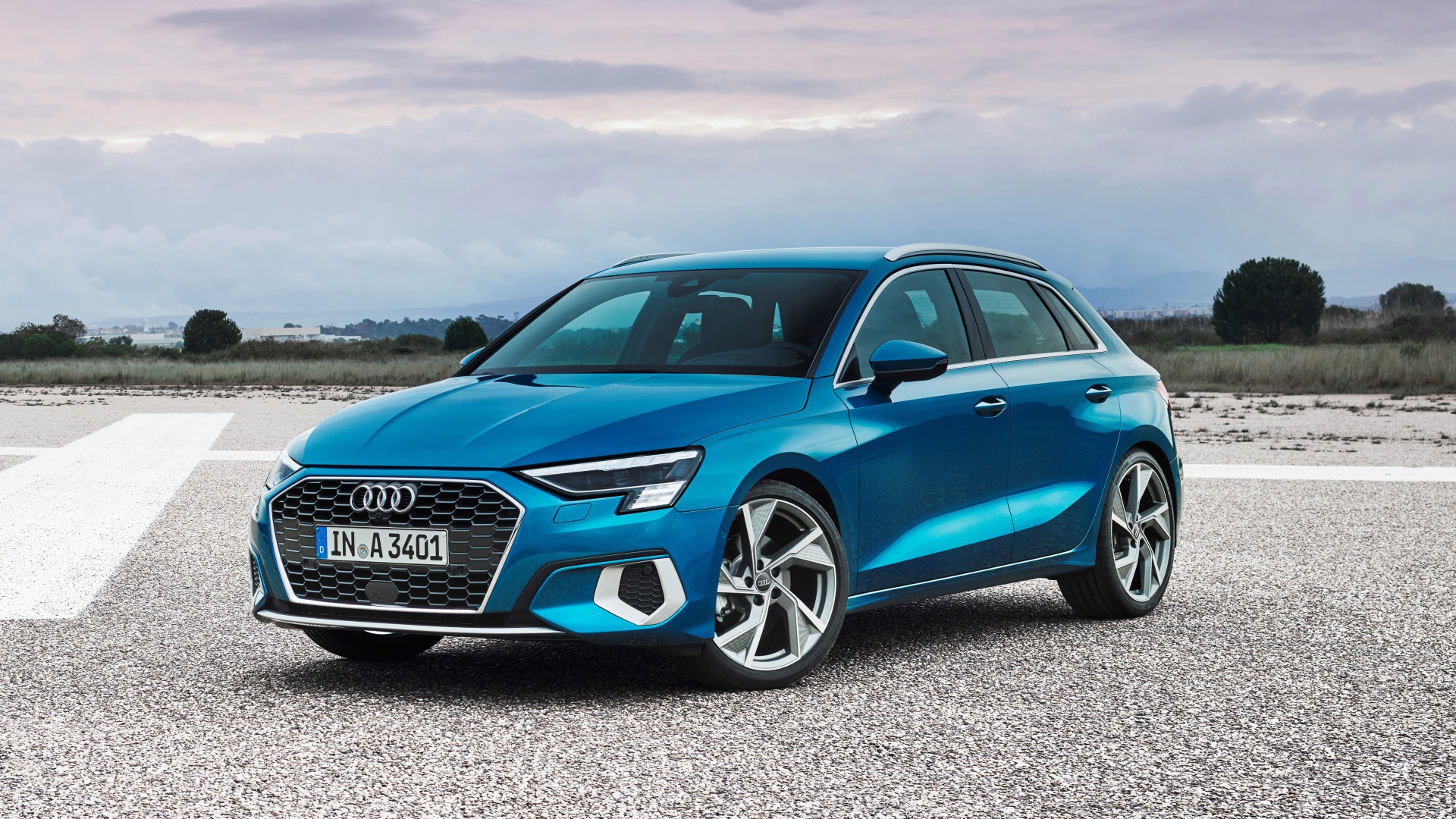 Синий автомобиль Audi A3 Sportback 35 TFSI 2020 года на асфальте 