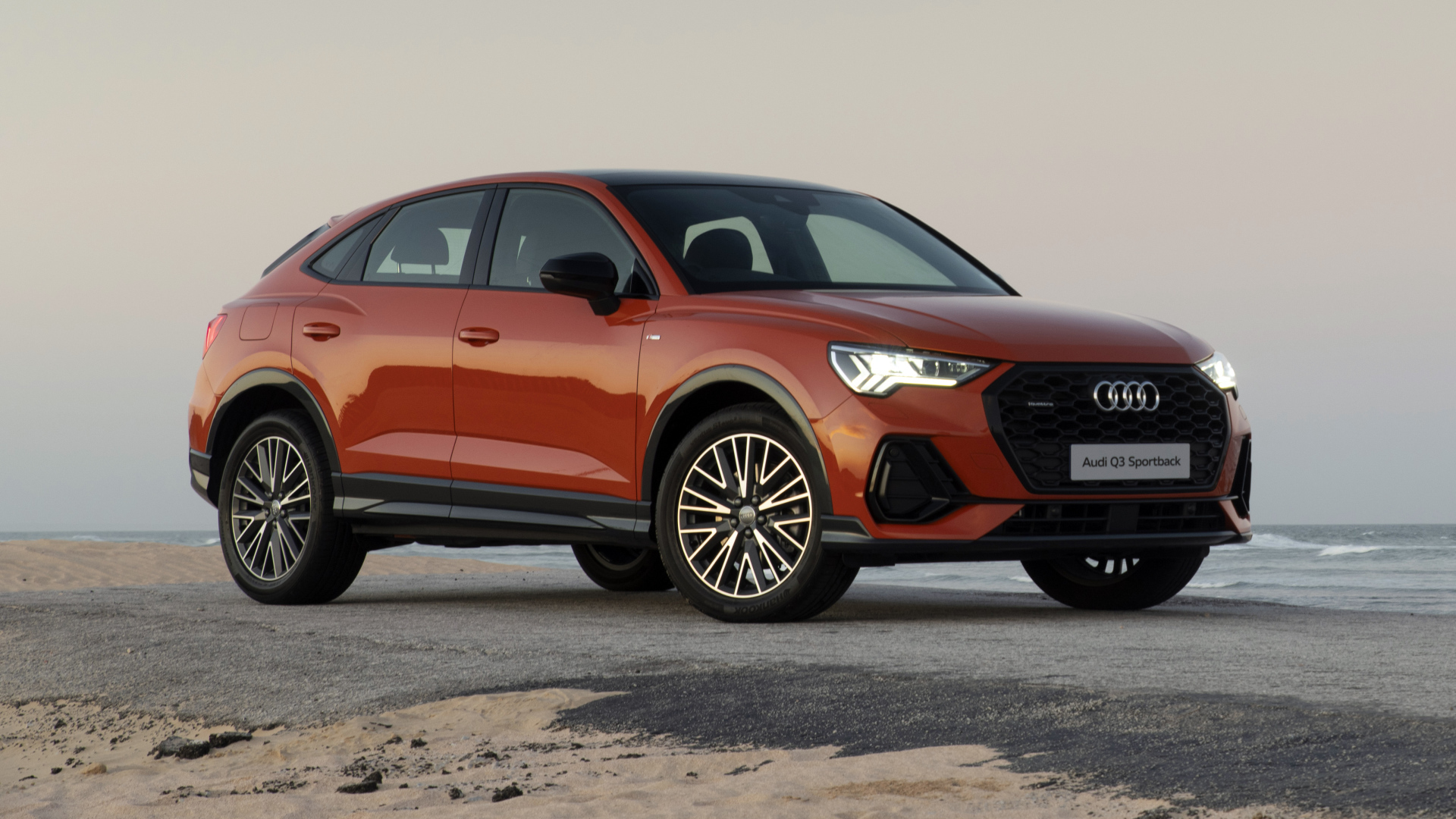 Красный автомобиль Audi Q3 Sportback 40 TFSI Quattro S Line 2020 года у моря