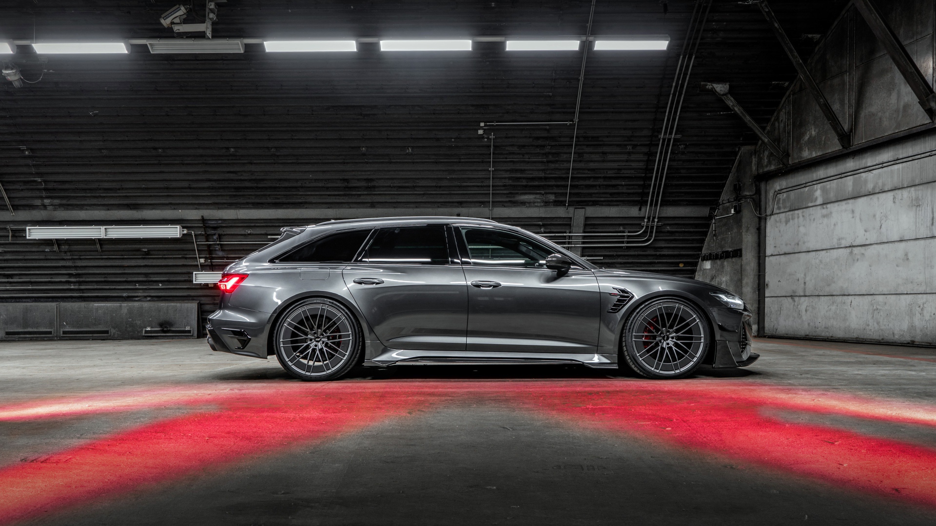 Серебристый автомобиль ABT RS6-R 2020 года в ангаре