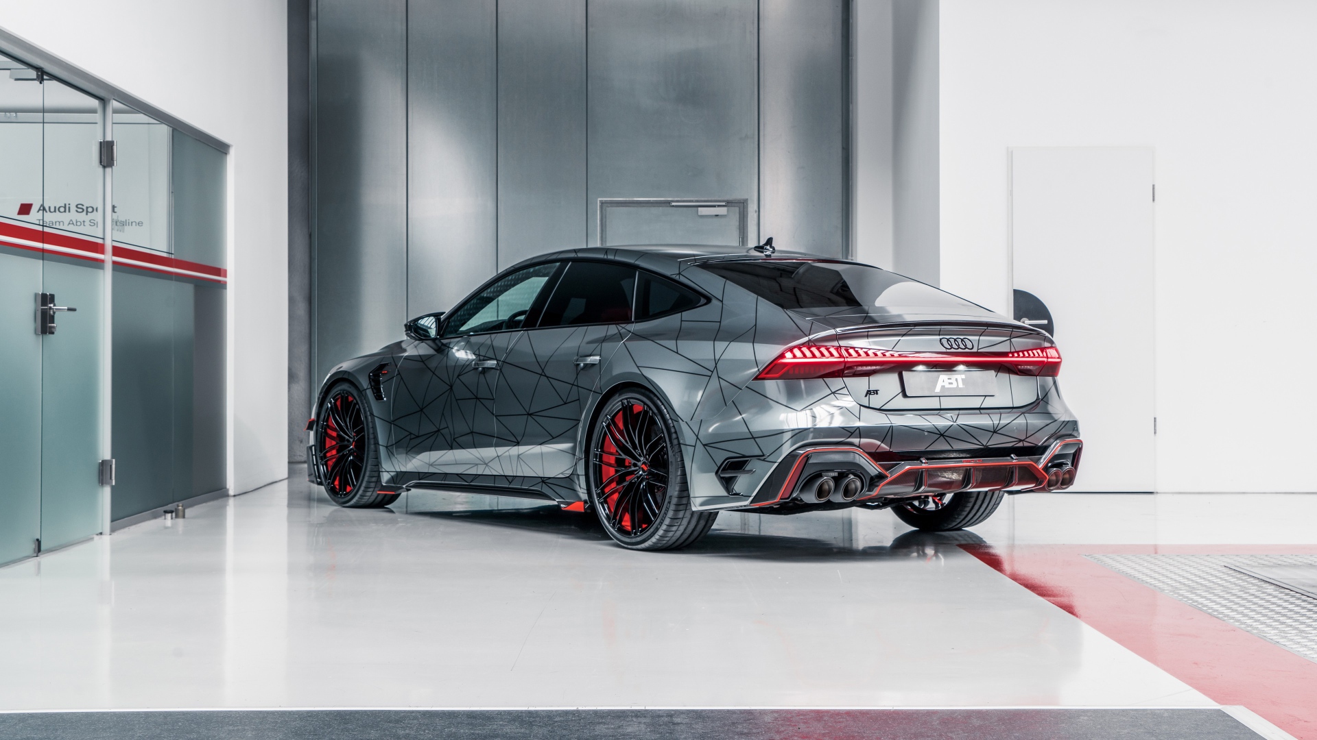 Серебристый автомобиль ABT RS7-R 2020 года вид сзади