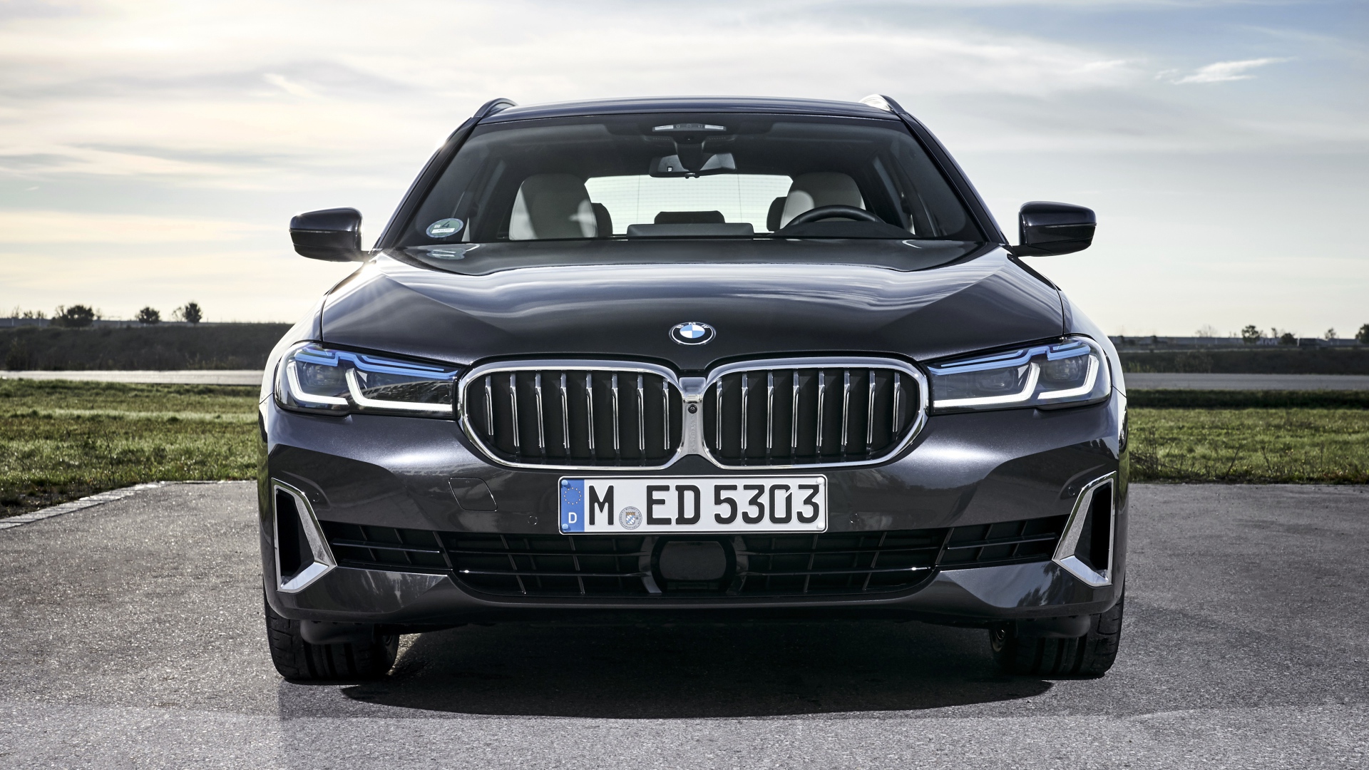Черный автомобиль BMW 530d XDrive Touring Luxury Line 2020 года вид спереди