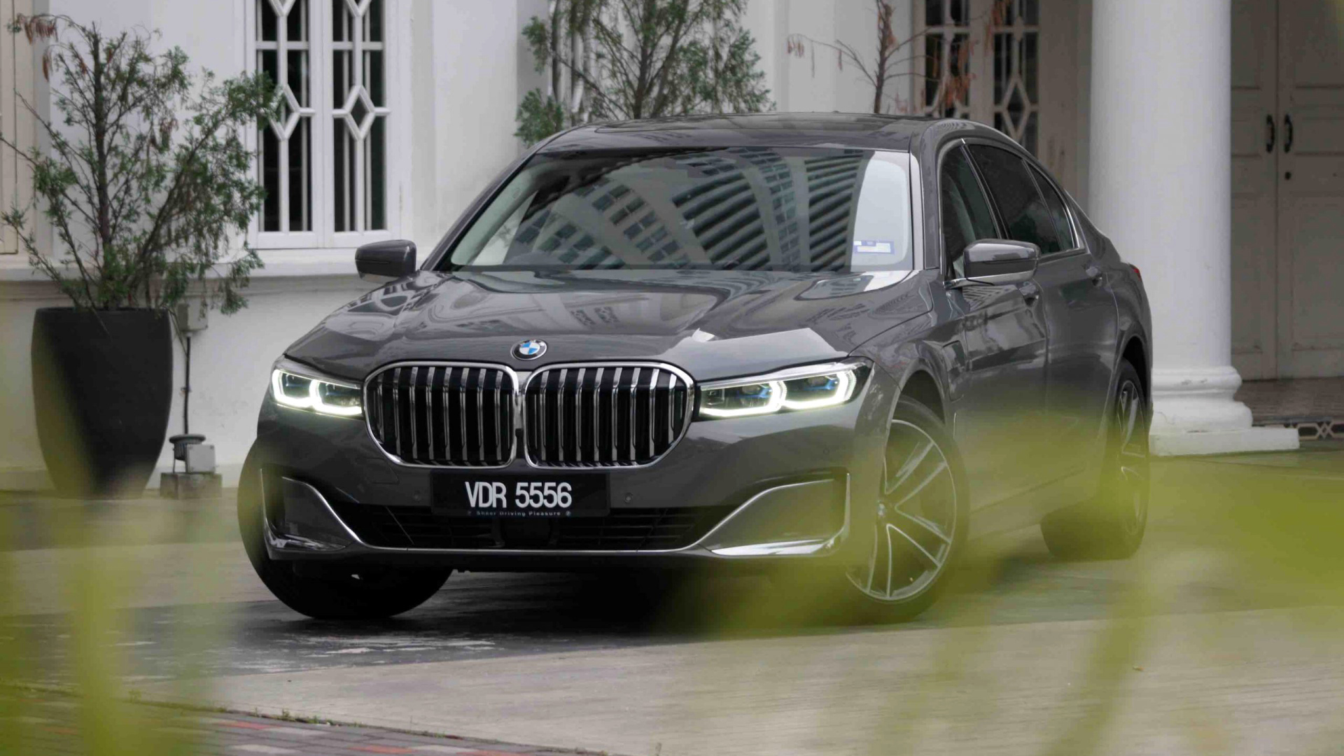 Черный автомобиль BMW 740Le XDrive 2020 года 