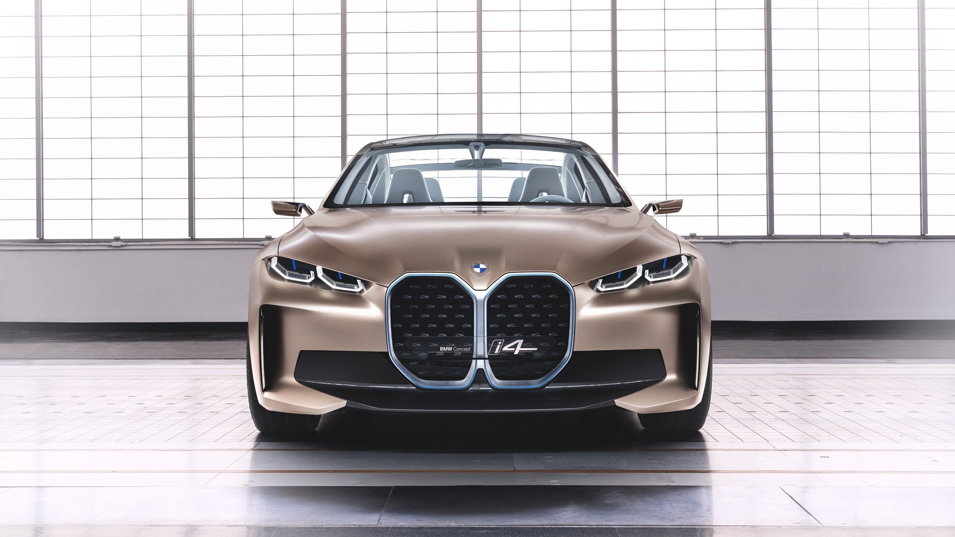 Автомобиль BMW Concept I4 2020 года вид спереди