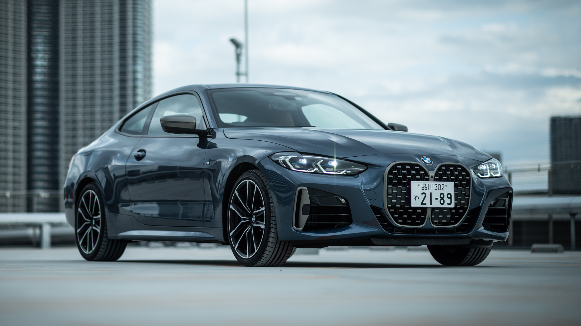 Автомобиль BMW M440i XDrive Coupé 2020 года на фоне города