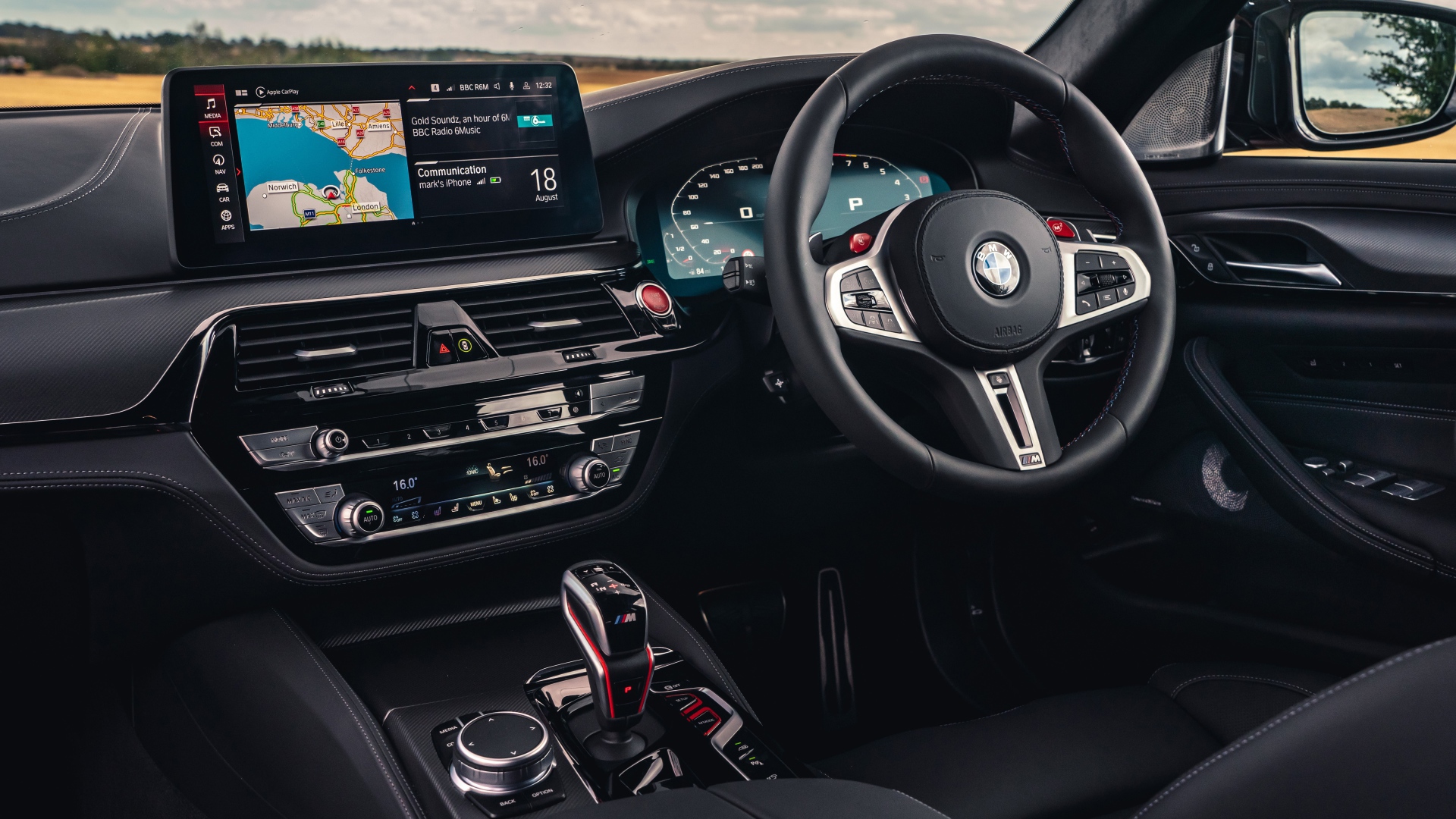 Черный кожаный салон автомобиля BMW M5 Competition 2020 года