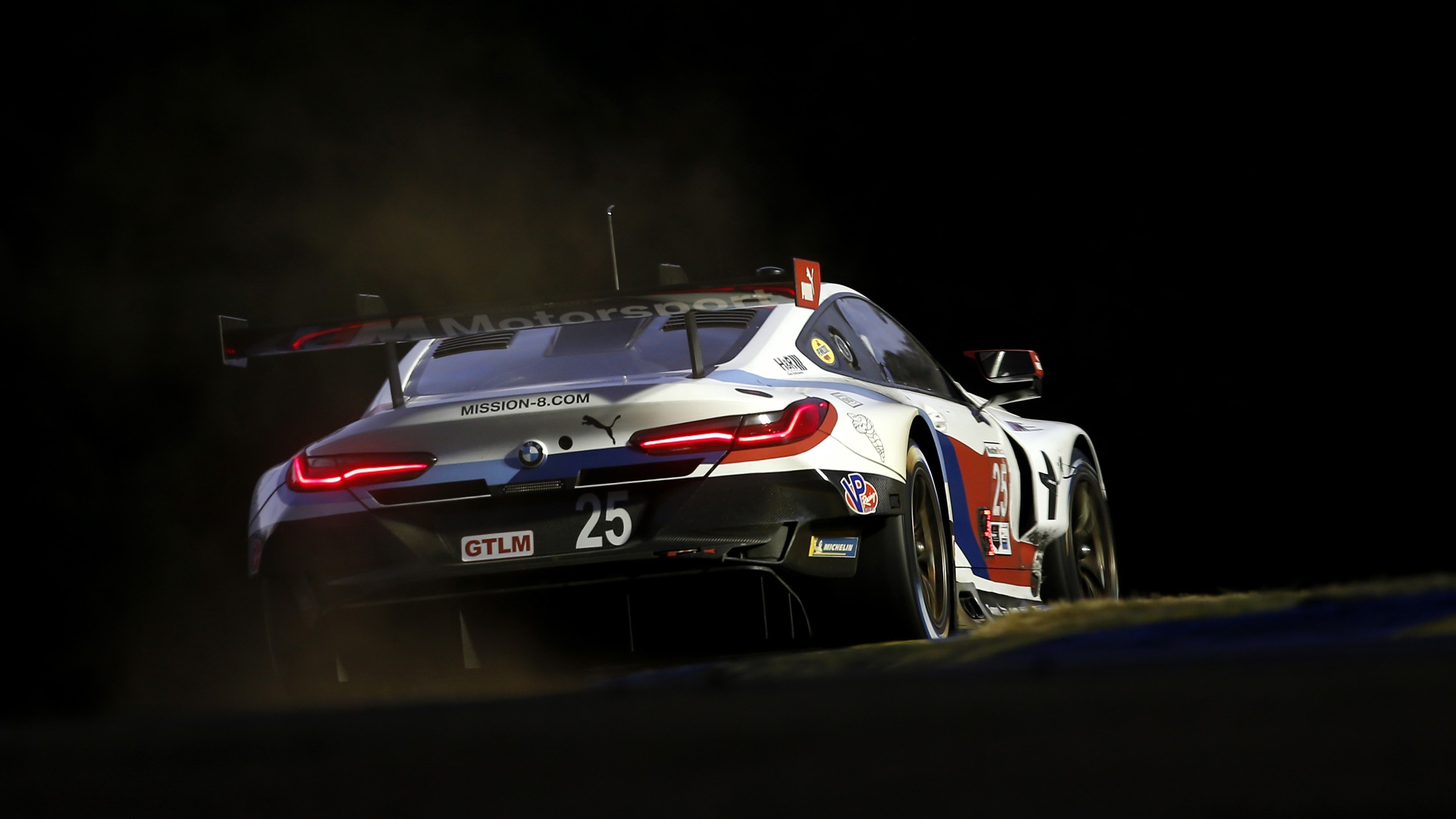 Гоночный автомобиль BMW M8 GTE 2020 года на соревнованиях 