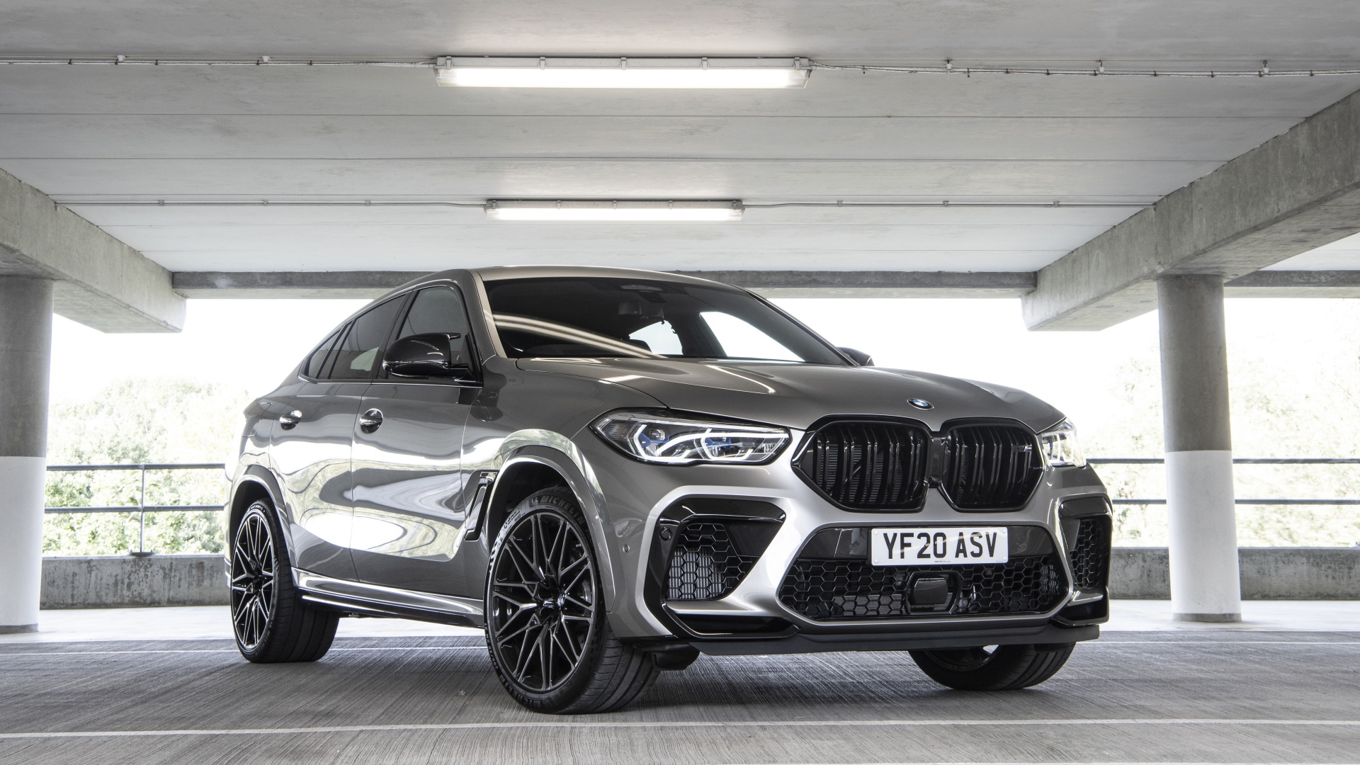 Автомобиль BMW X6 M Competition 2020 года на парковке 
