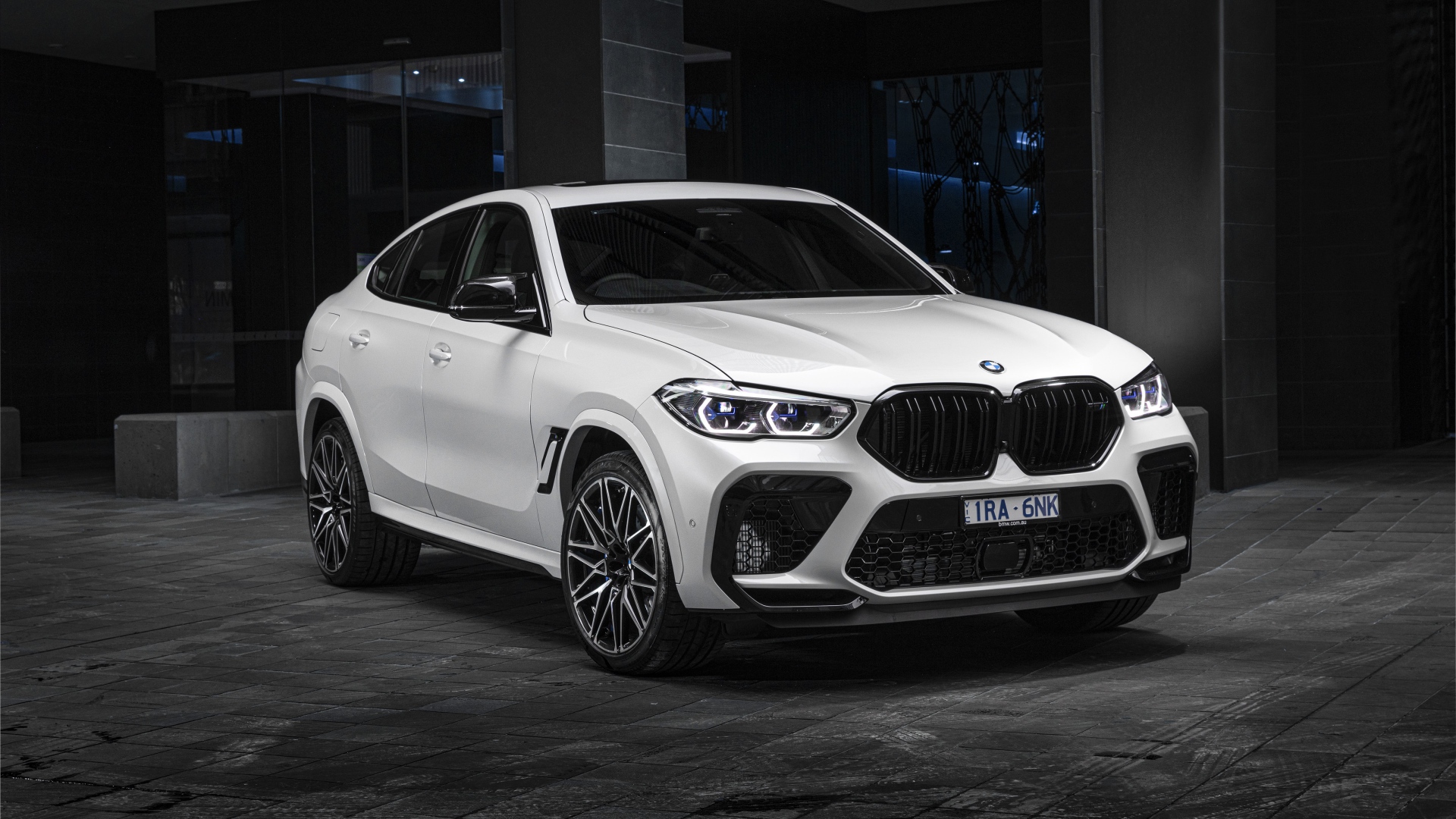 Белый автомобиль BMW X6 M Competition 2020 года 