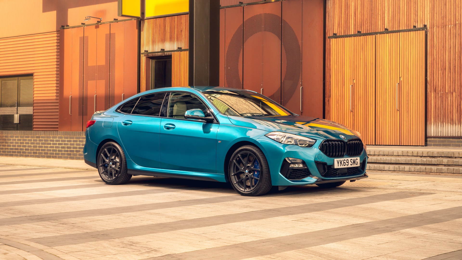 Синий автомобиль BMW 218i Gran Coupe M Sport 2020 года у здания 