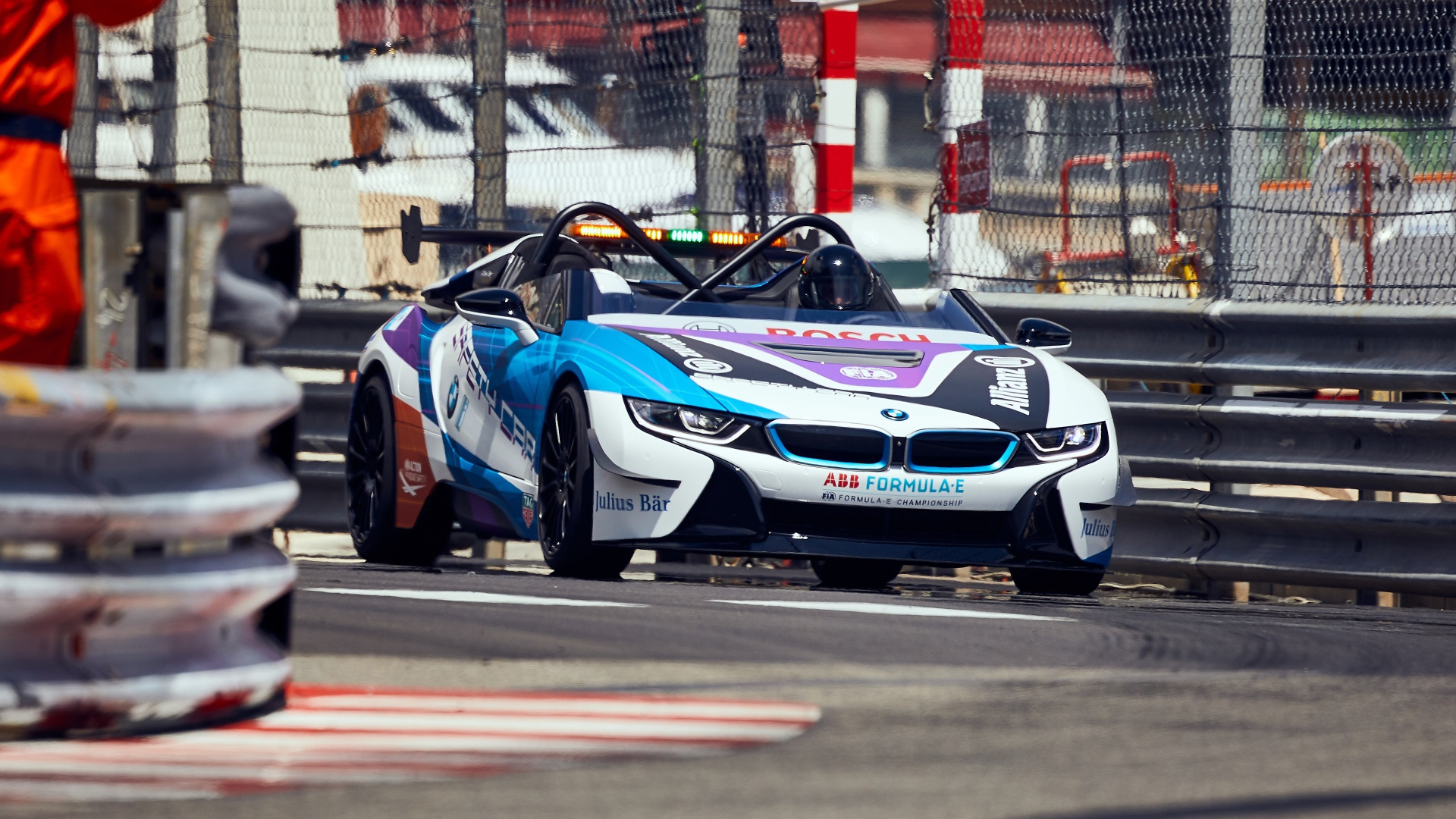 Гоночный автомобиль BMW I8 Roadster на трассе 