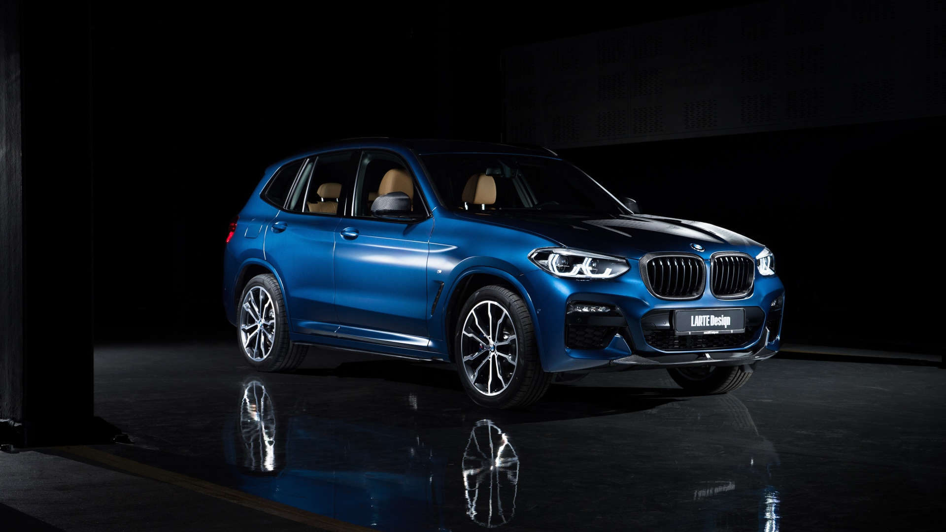 Синий автомобиль Larte Design BMW X3 XDrive30d 2020 года на черном фоне