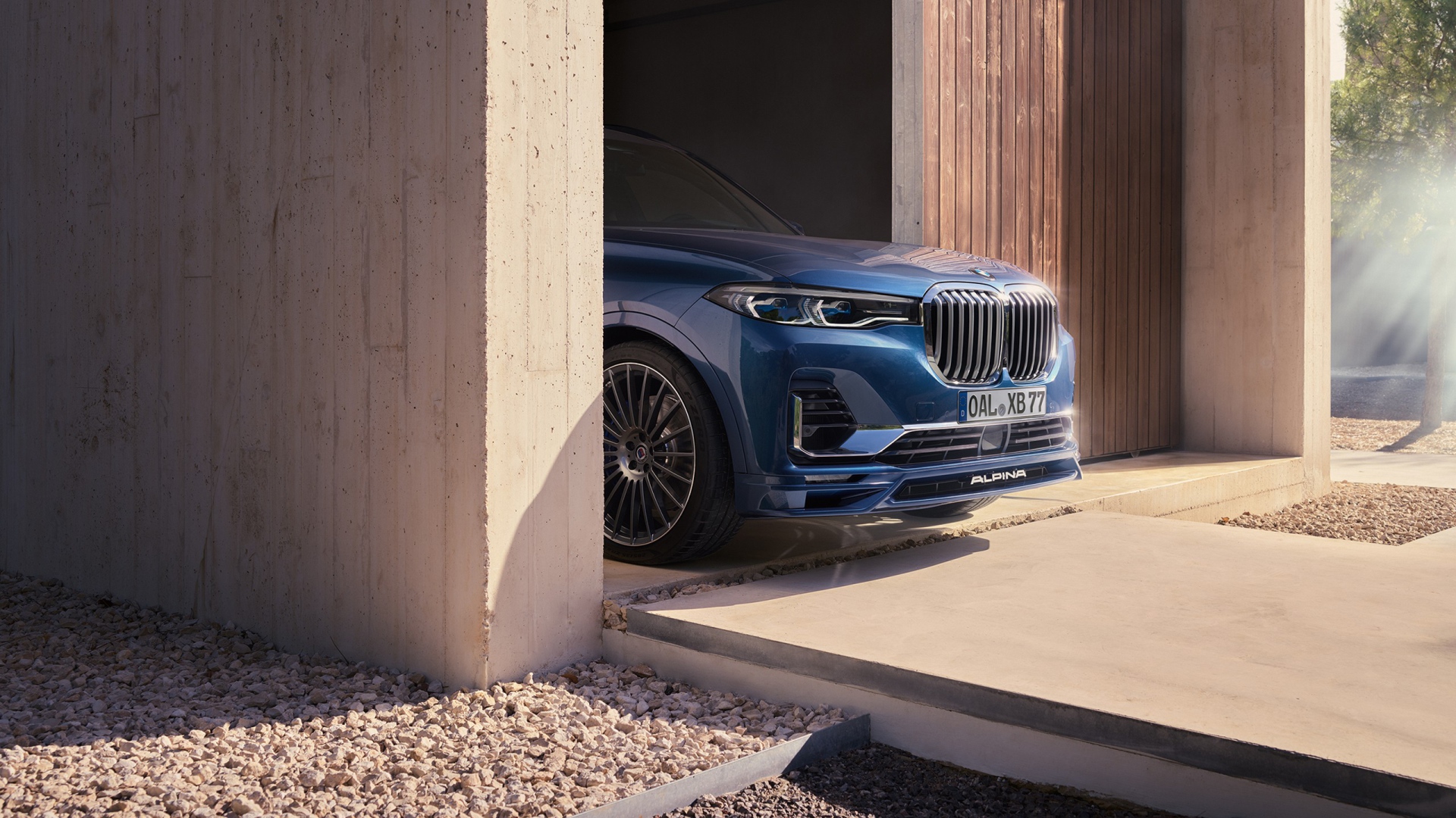Автомобиль BMW Alpina XB7, 2021 года выезжает из гаража