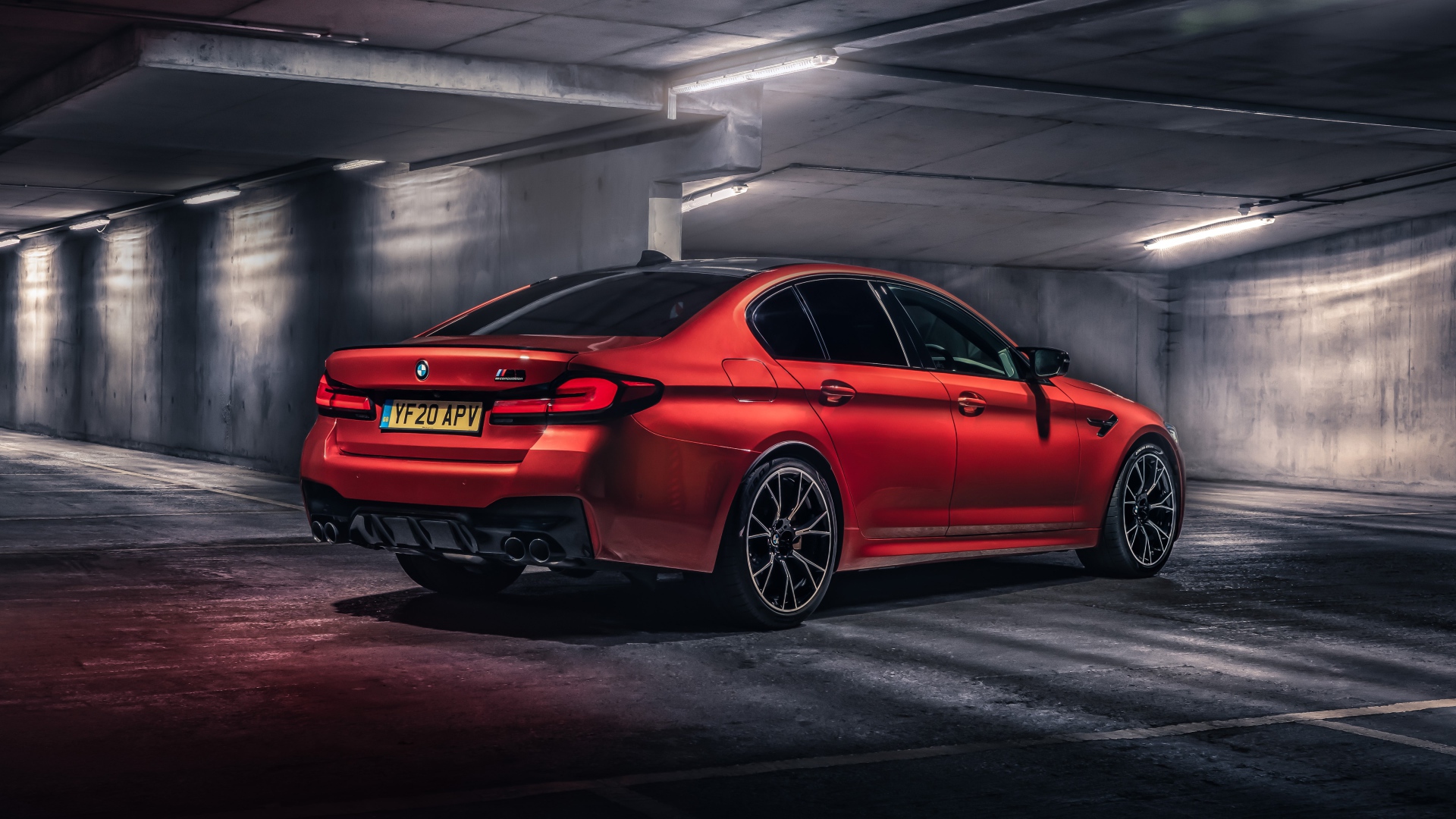 Красный автомобиль BMW M5 Competition 2020 года в тоннеле 