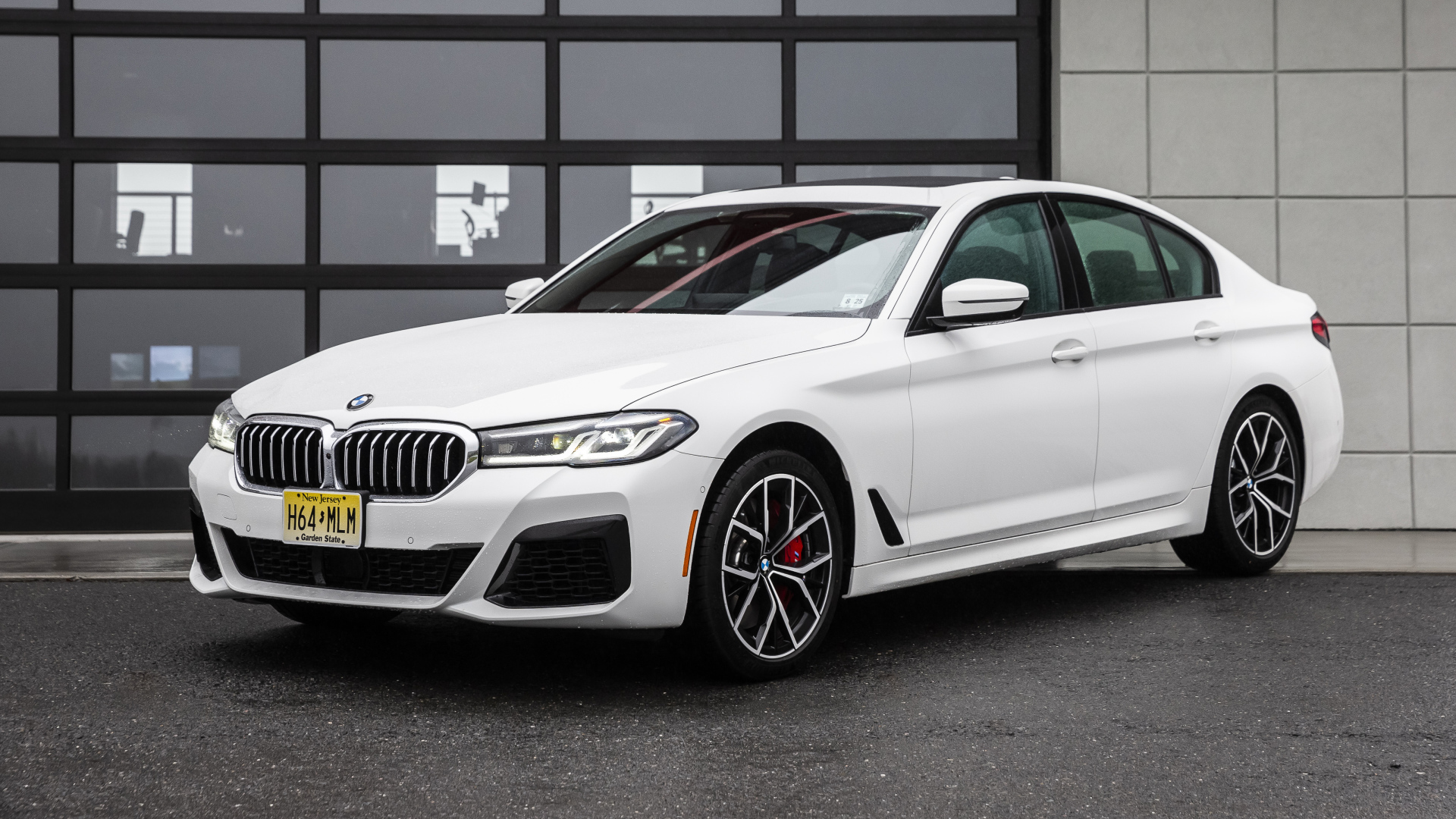 Белый автомобиль BMW 540i XDrive M Sport, 2021 года