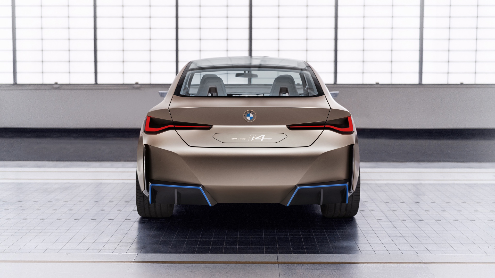 Автомобиль BMW Concept I4 2020 года вид сзади
