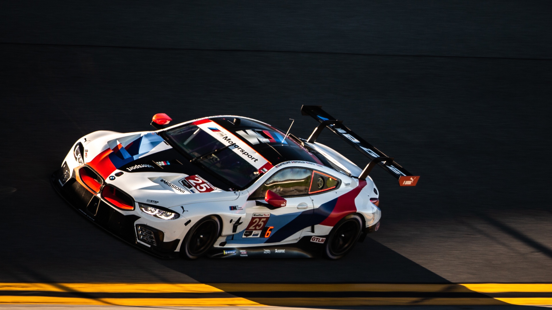 Быстрый автомобиль BMW M8 GTE 2020 года на трассе