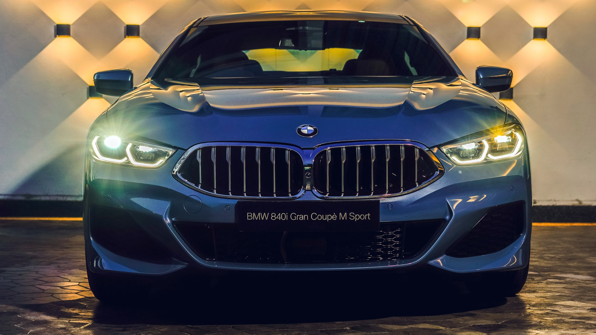 Синий автомобиль BMW 840i M Sport  2020  года крупным планом