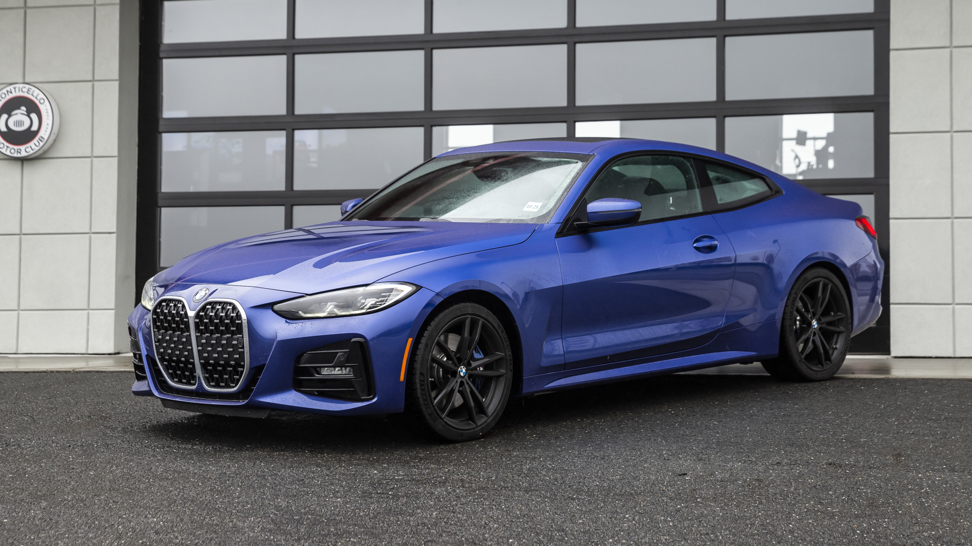 Синий автомобиль BMW 430i XDrive, 2021 года у гаража