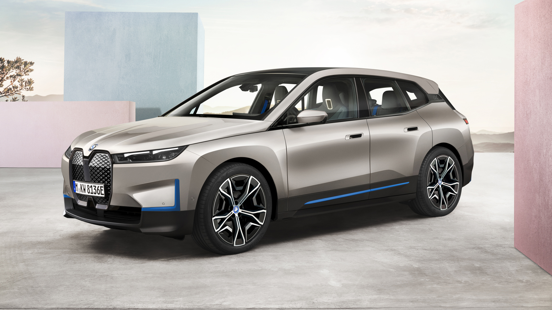 Автомобиль BMW IX 2021 года на выставке