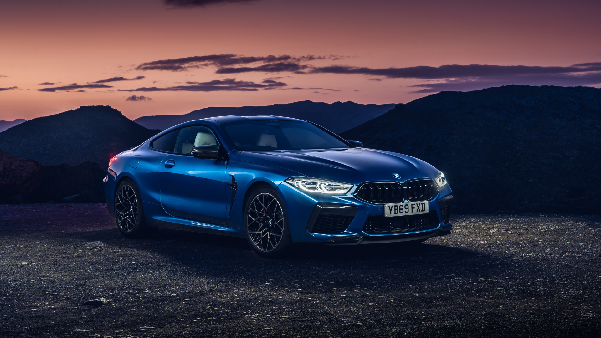 Синий автомобиль BMW M8 Competition Coupe 2019 года на фоне гор