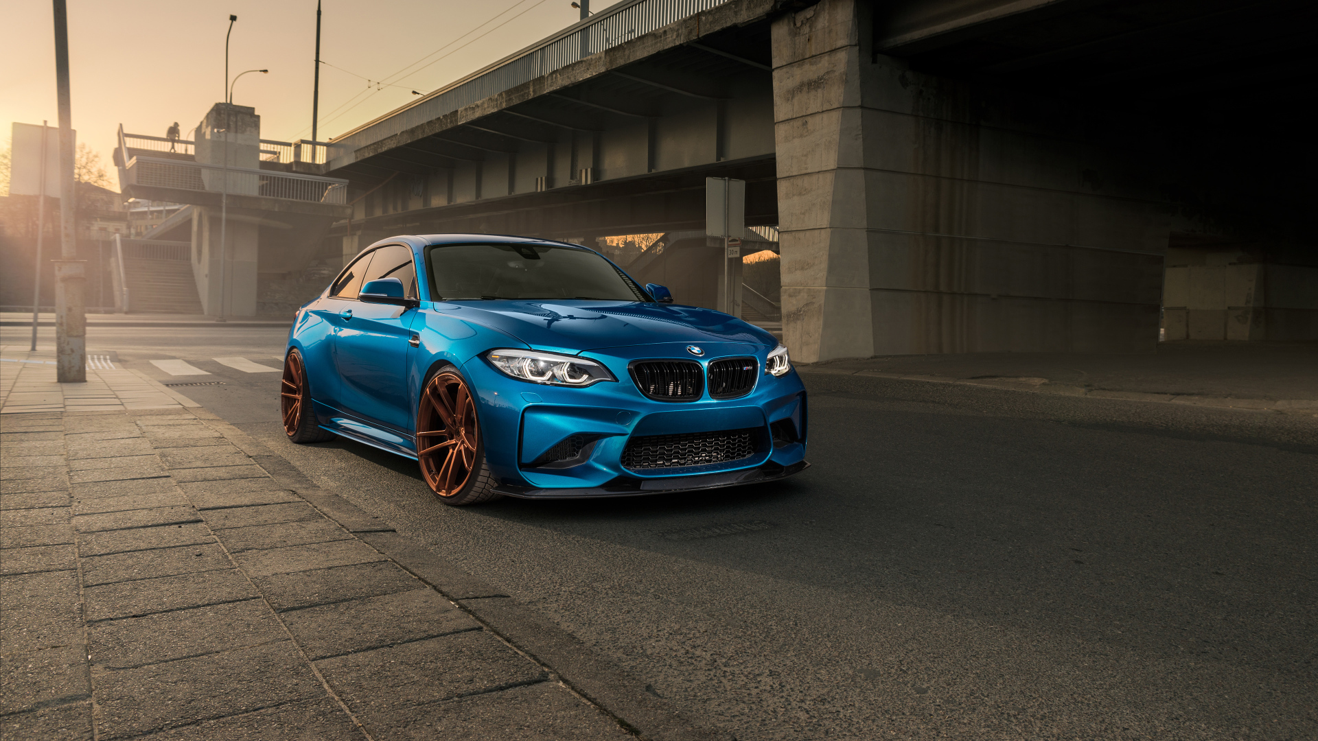 Синий автомобиль BMW M2 у моста 